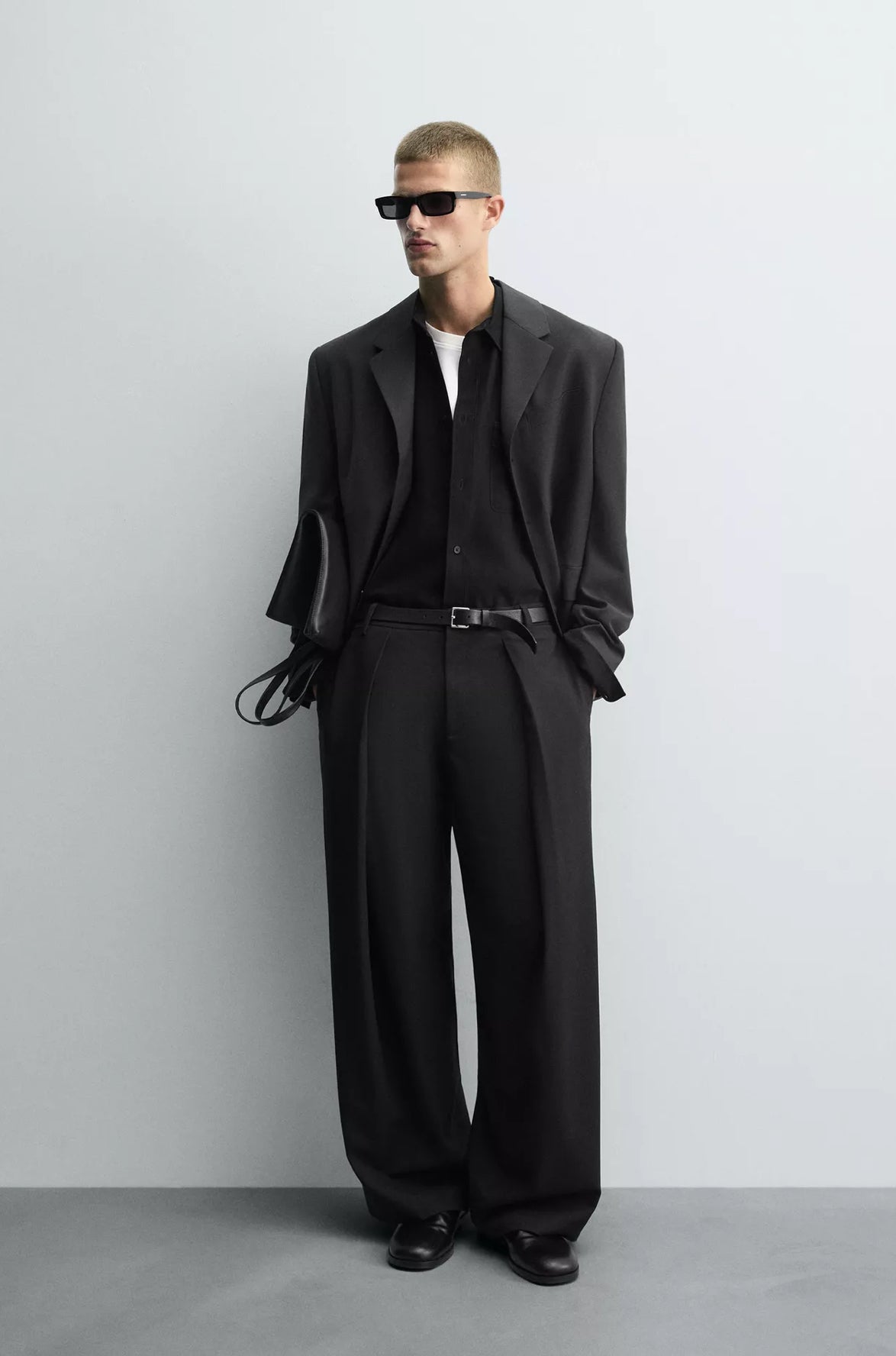 Czarne, eleganckie spodnie z zakładami z wełny.