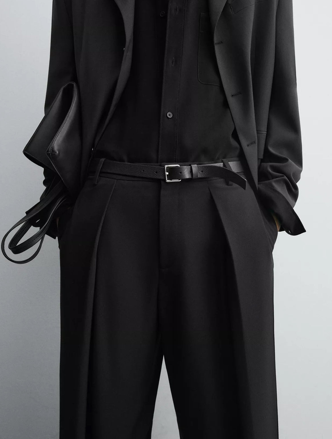 Czarne, eleganckie spodnie z zakładami z wełny.