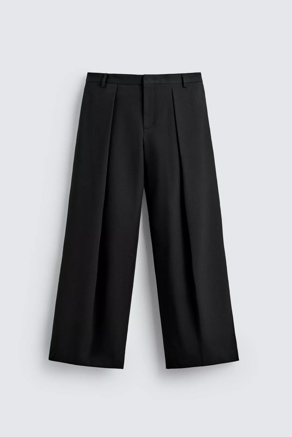 Czarne, eleganckie spodnie z zakładami z wełny.