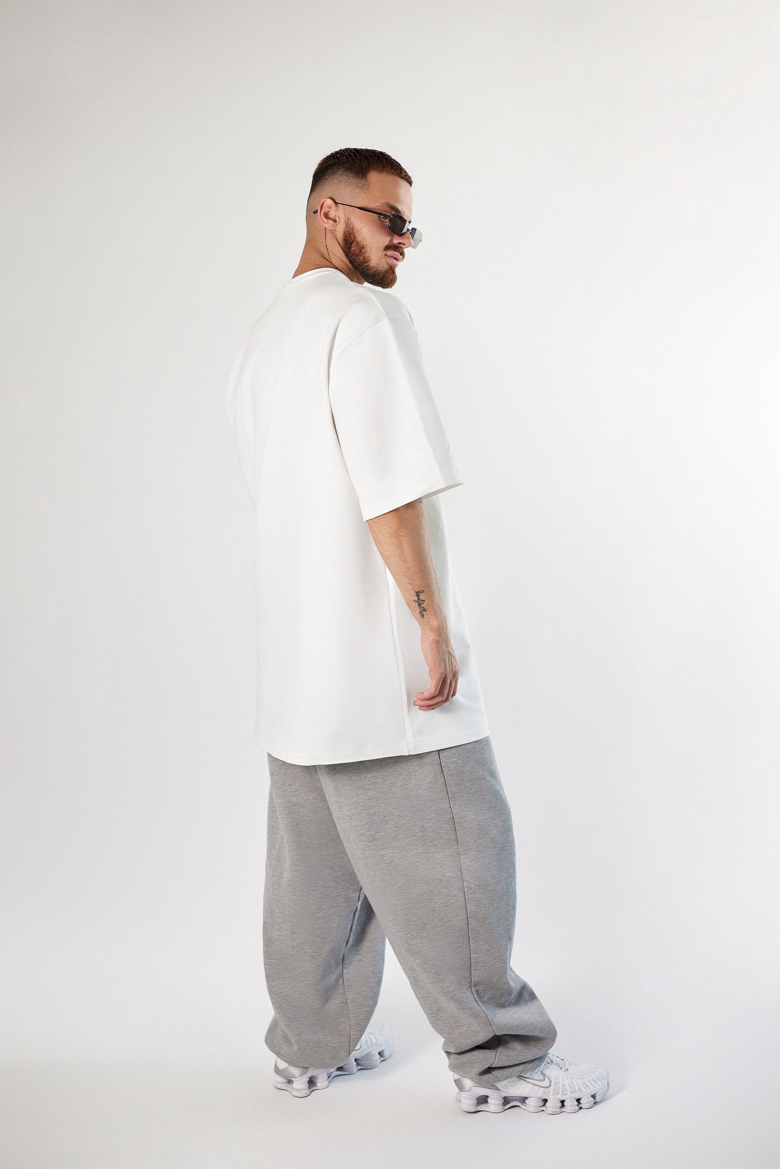 Bawełniany t-shirt oversize o kroju sukienki. 2 kolory Unisex