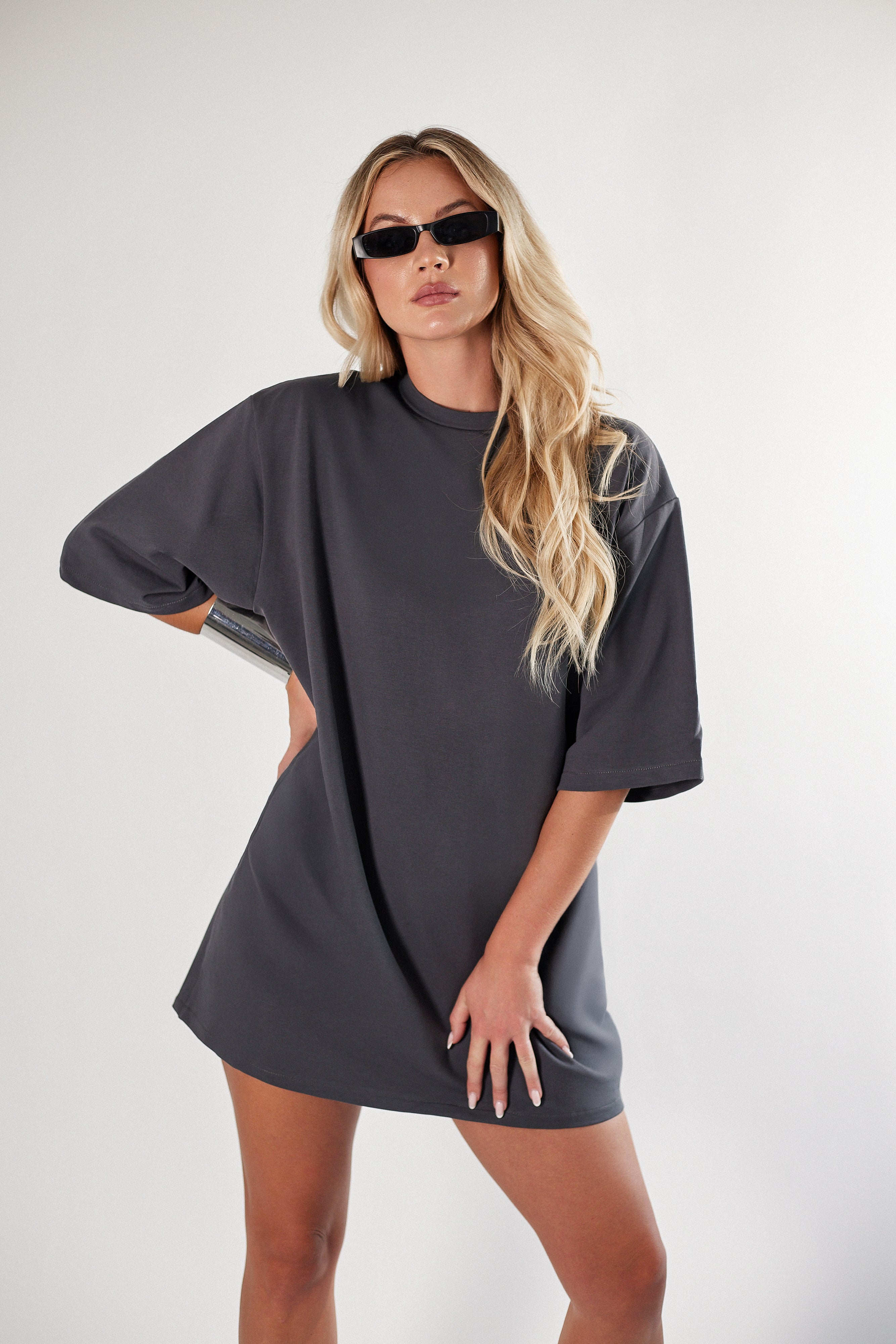 Bawełniany t-shirt oversize o kroju sukienki. 2 kolory Unisex