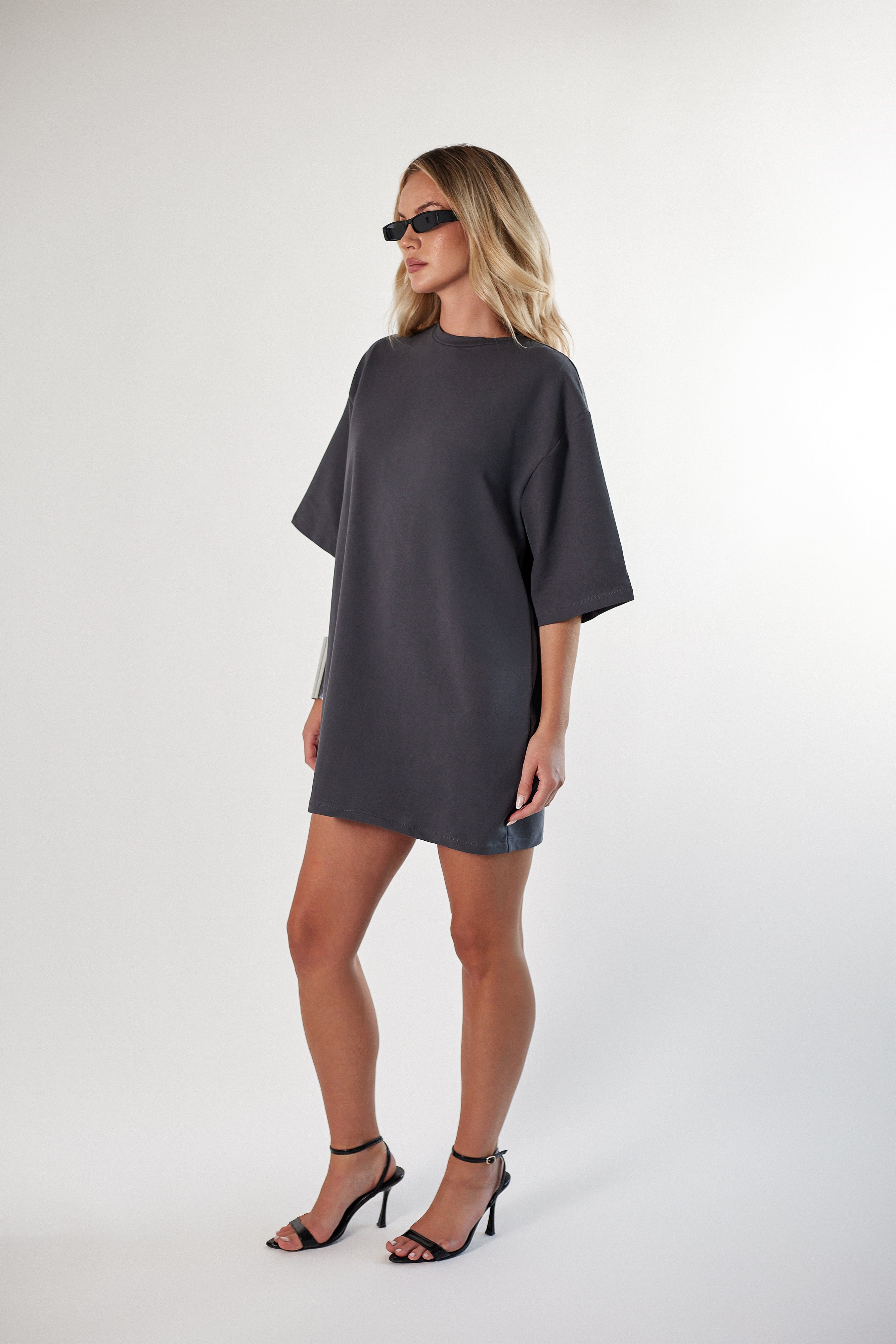 Bawełniany t-shirt oversize o kroju sukienki. 2 kolory Unisex