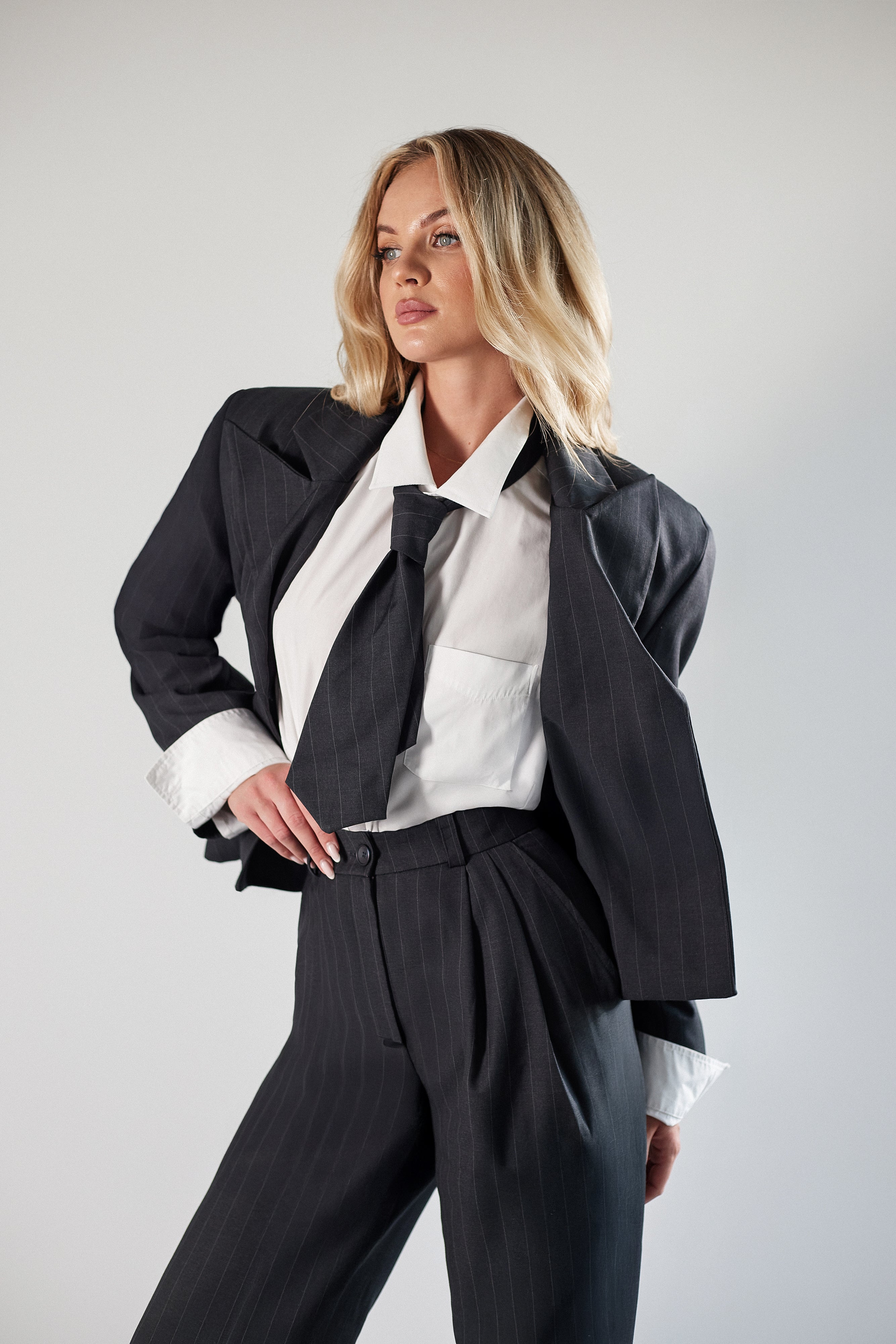 Grafitowy, taliowany garnitur w prążek z krawatem, wiązaniem na plecach i fiszbinami