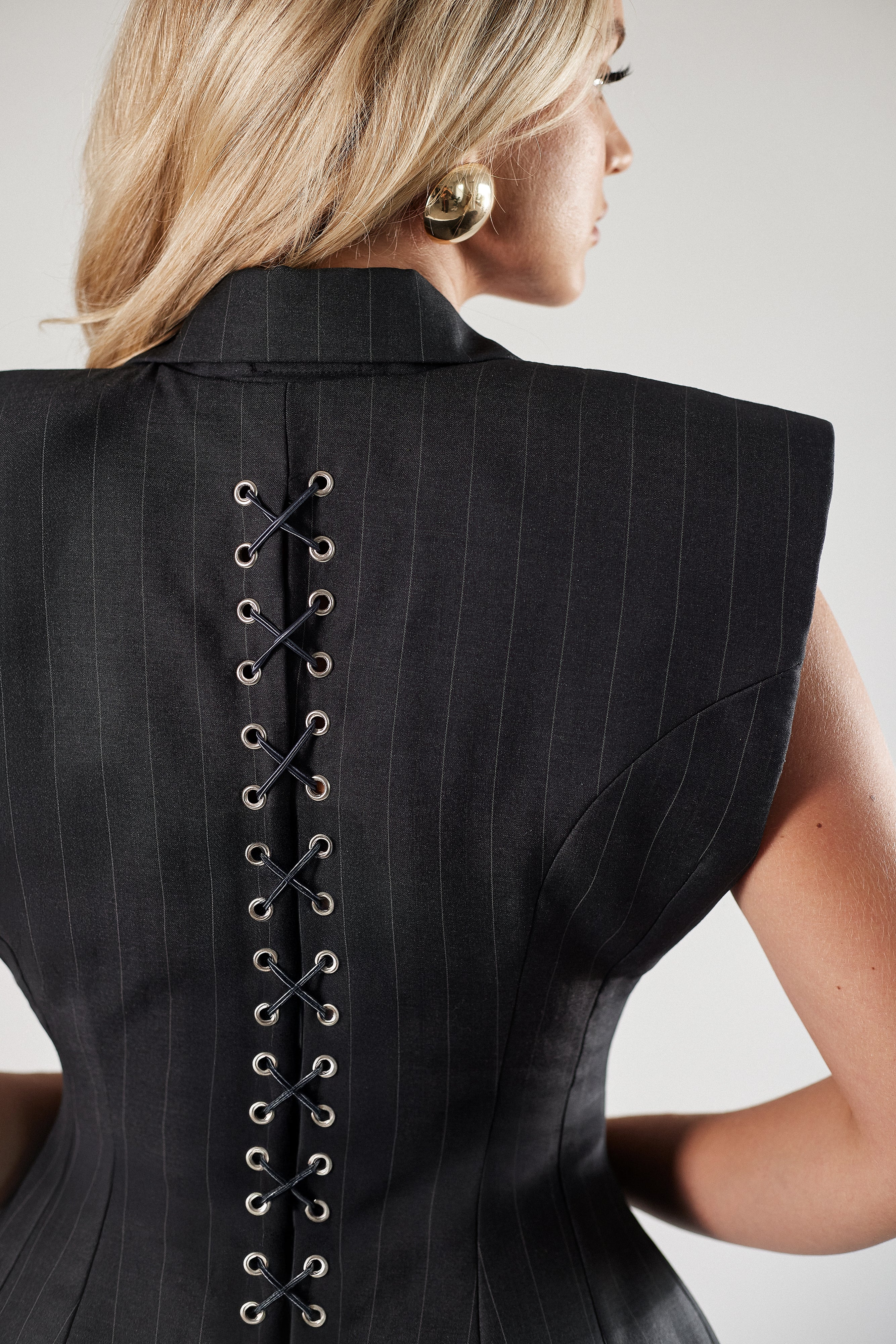 Grafitowa sukienka mini w prążek – gorset i wiązanie | Vaulte The Label