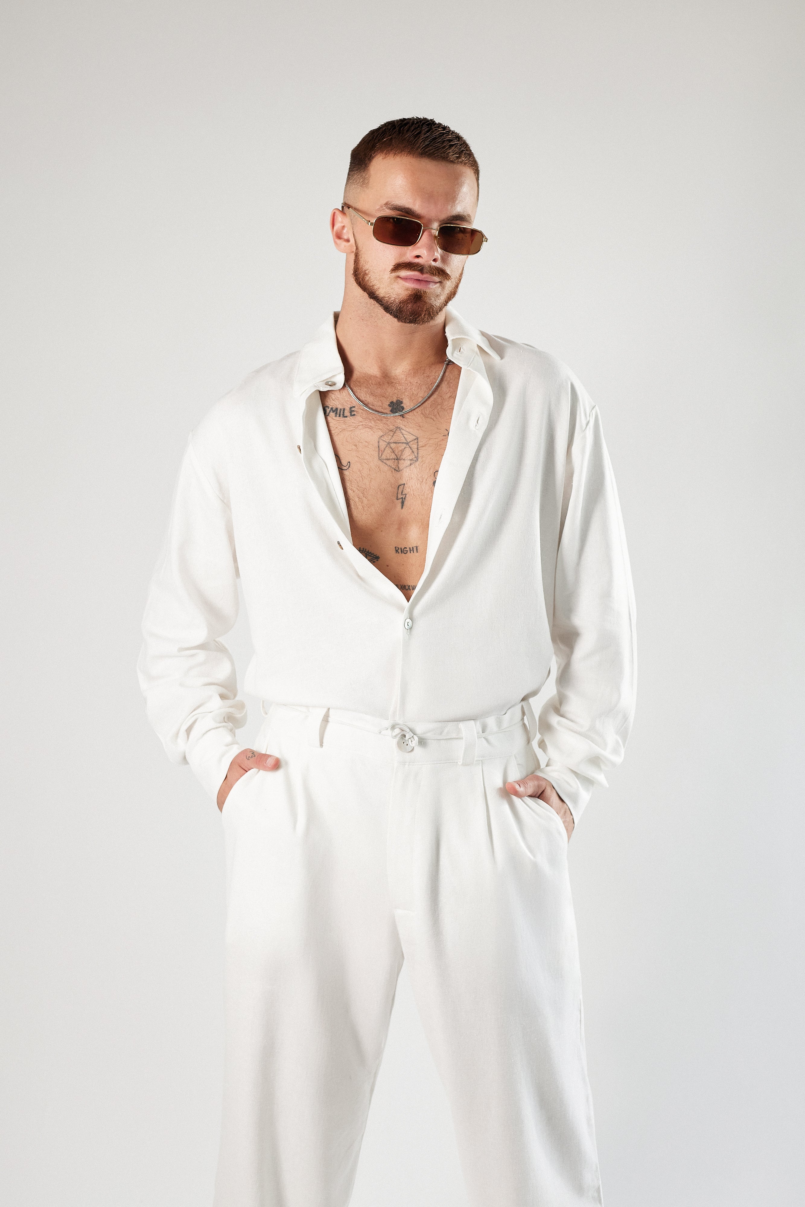 Męski biały komplet z lnu - koszula i spodnie - dwa kolory