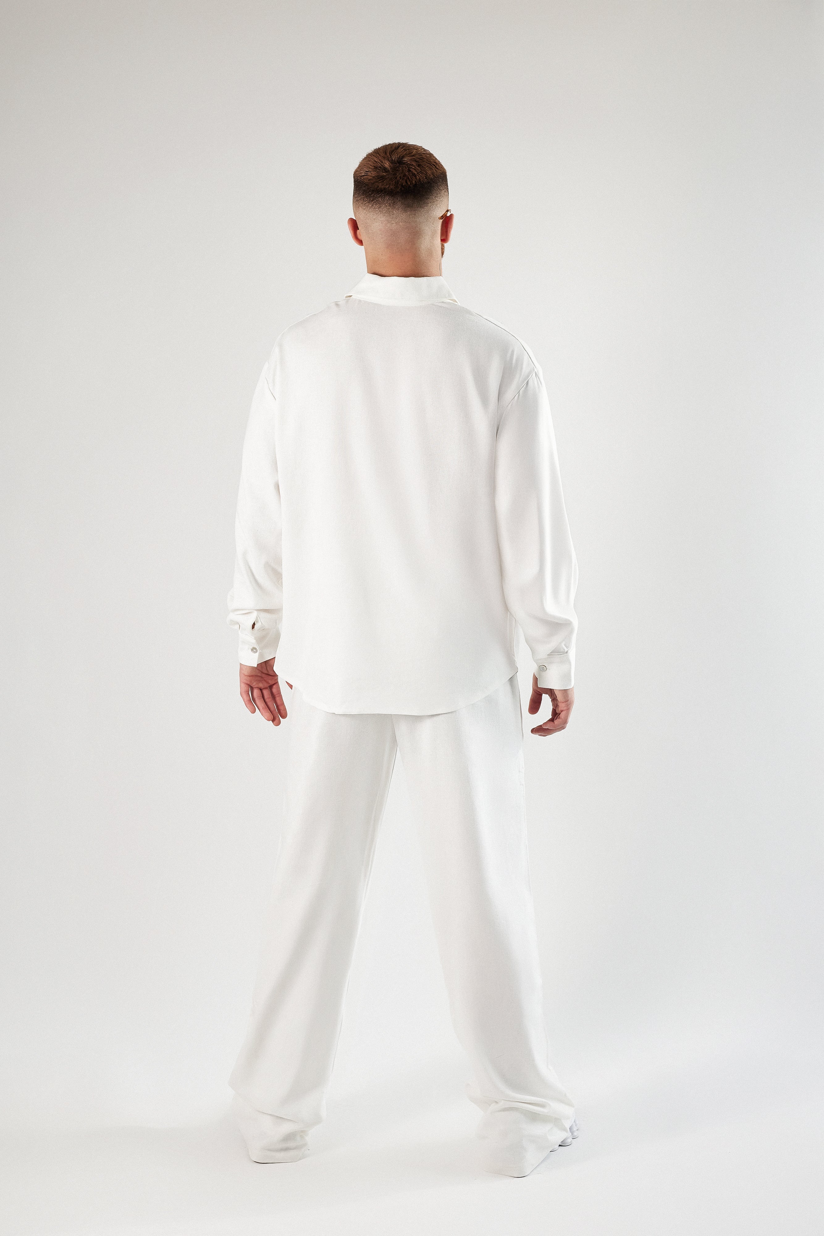 Męski biały komplet z lnu - koszula i spodnie - dwa kolory