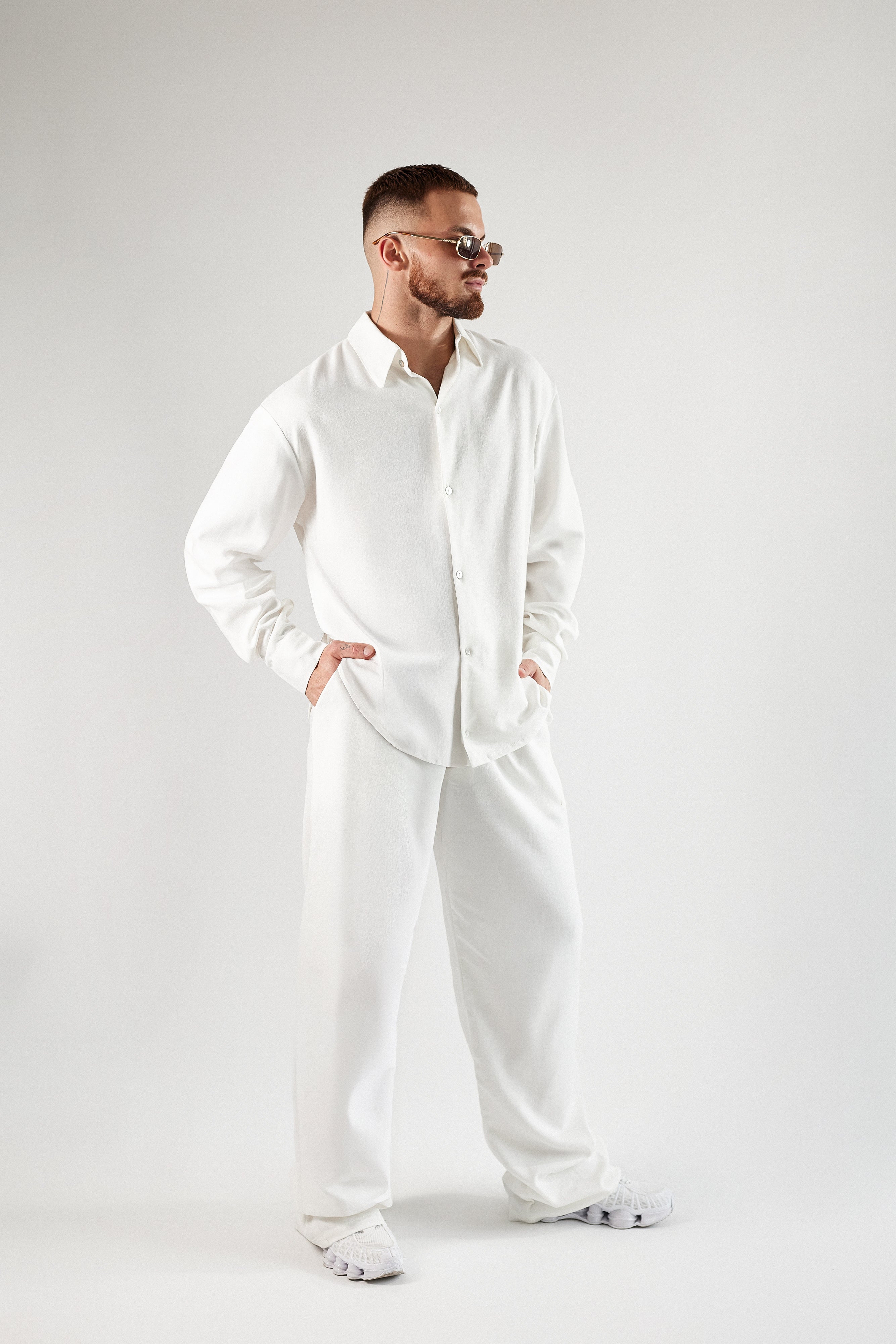 Męski biały komplet z lnu - koszula i spodnie - dwa kolory