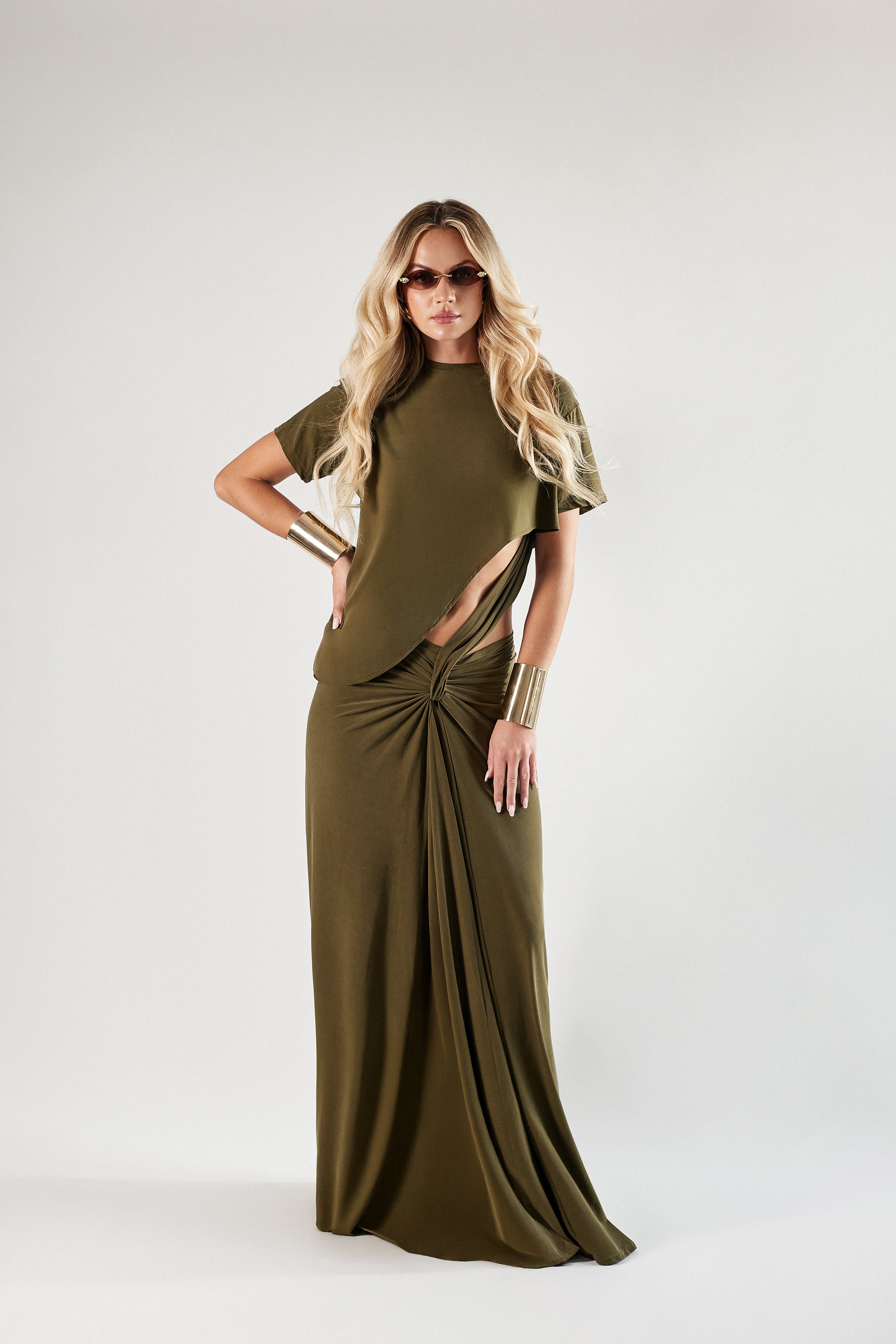 Długa sukienka z wbudowanym t-shirtem. Czekolada lub khaki