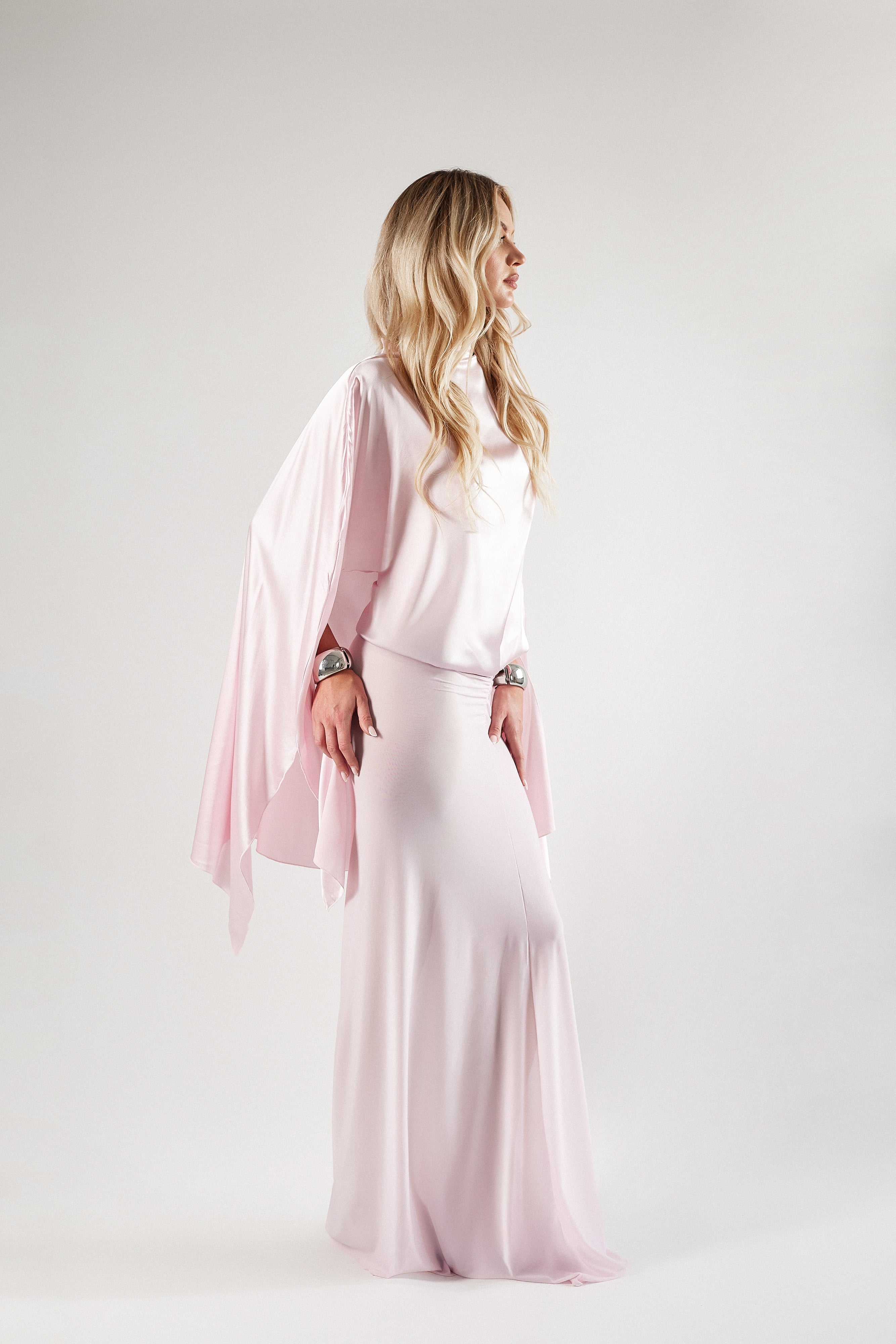 Różowy komplet z jedwabiu - kimono z pęknięciami i długa półprzezroczysta spódnica