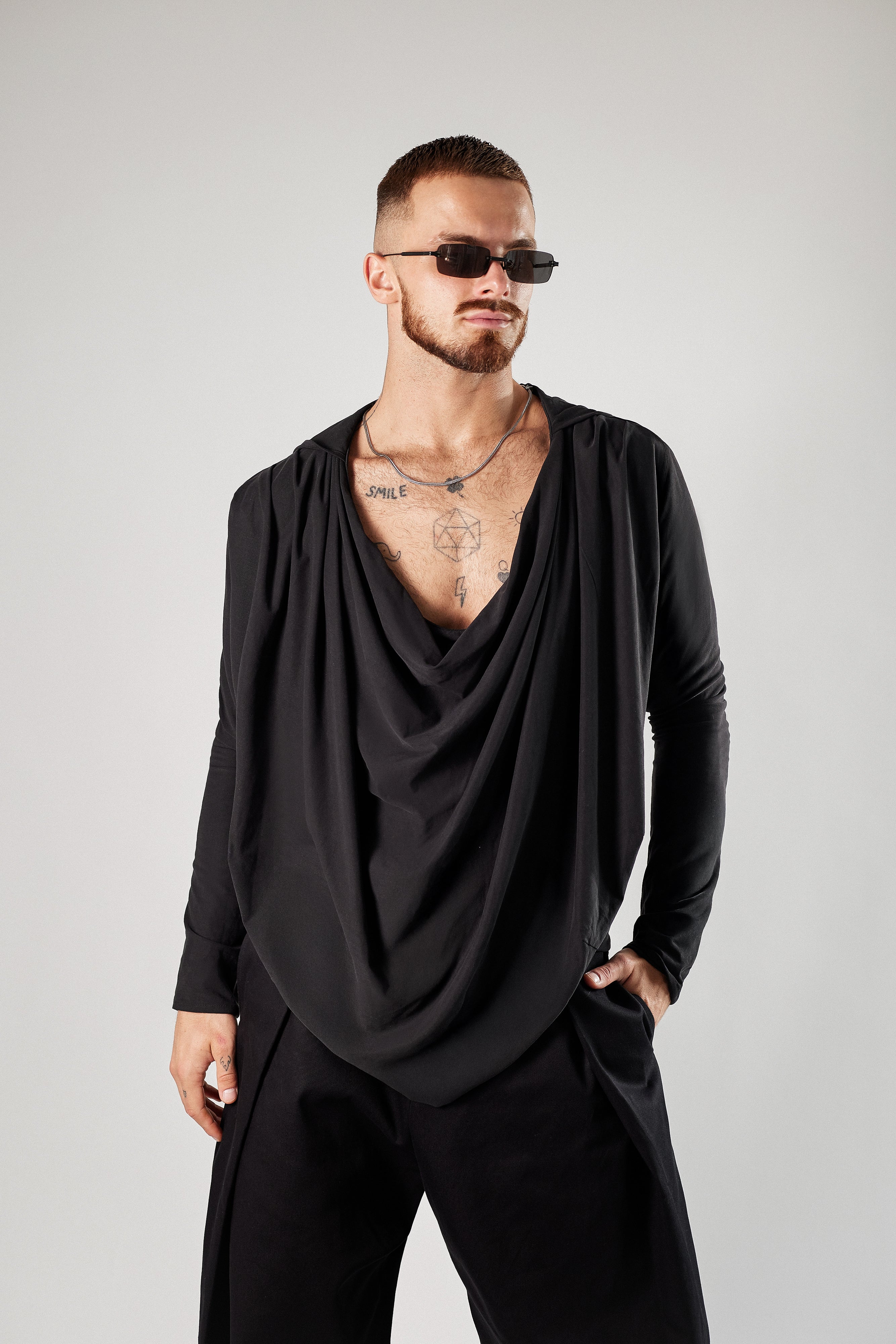 Czarna bluzka z kapturem i dekoltem woda