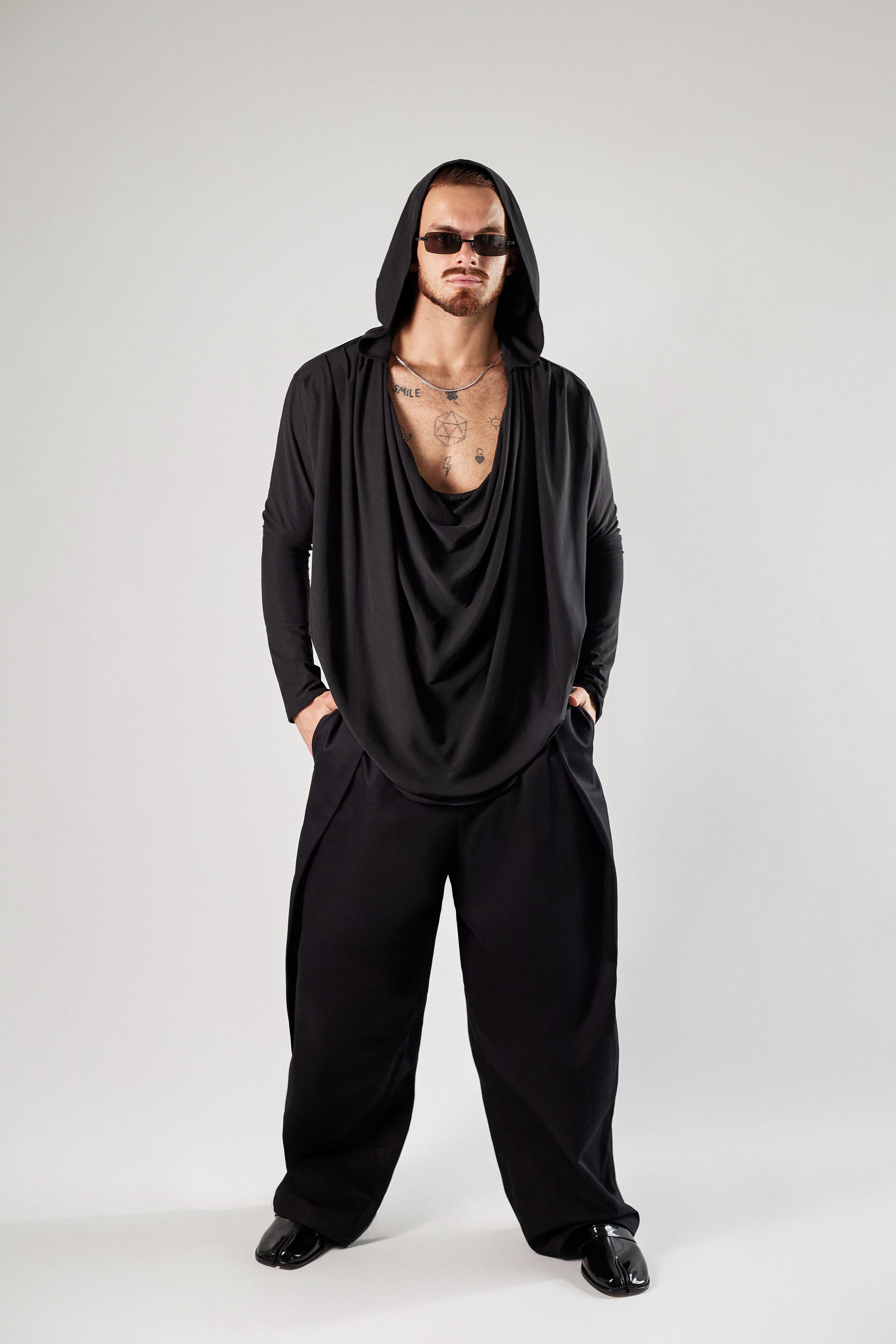 Czarna bluzka z kapturem i dekoltem woda