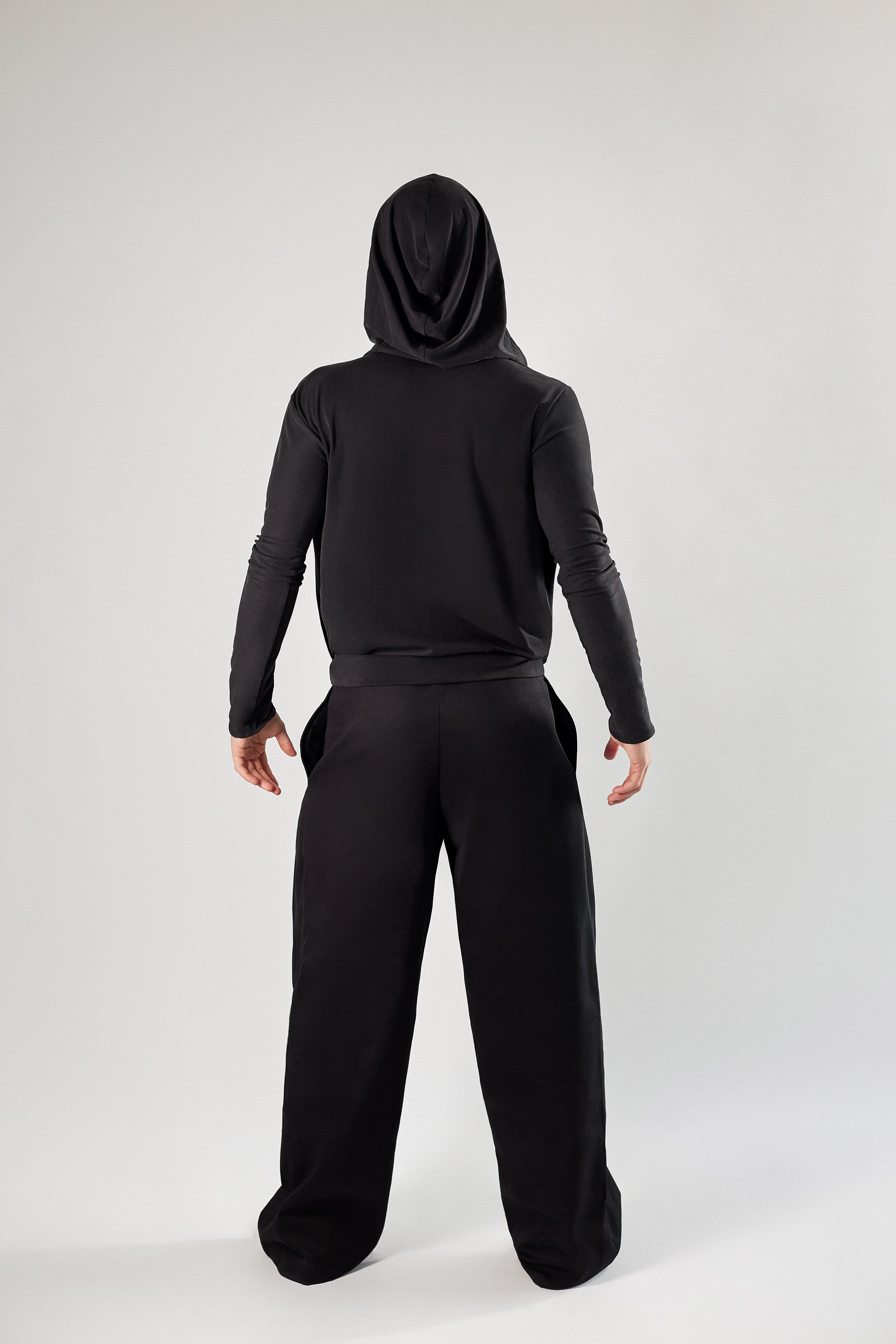 Czarna bluzka z kapturem i dekoltem woda