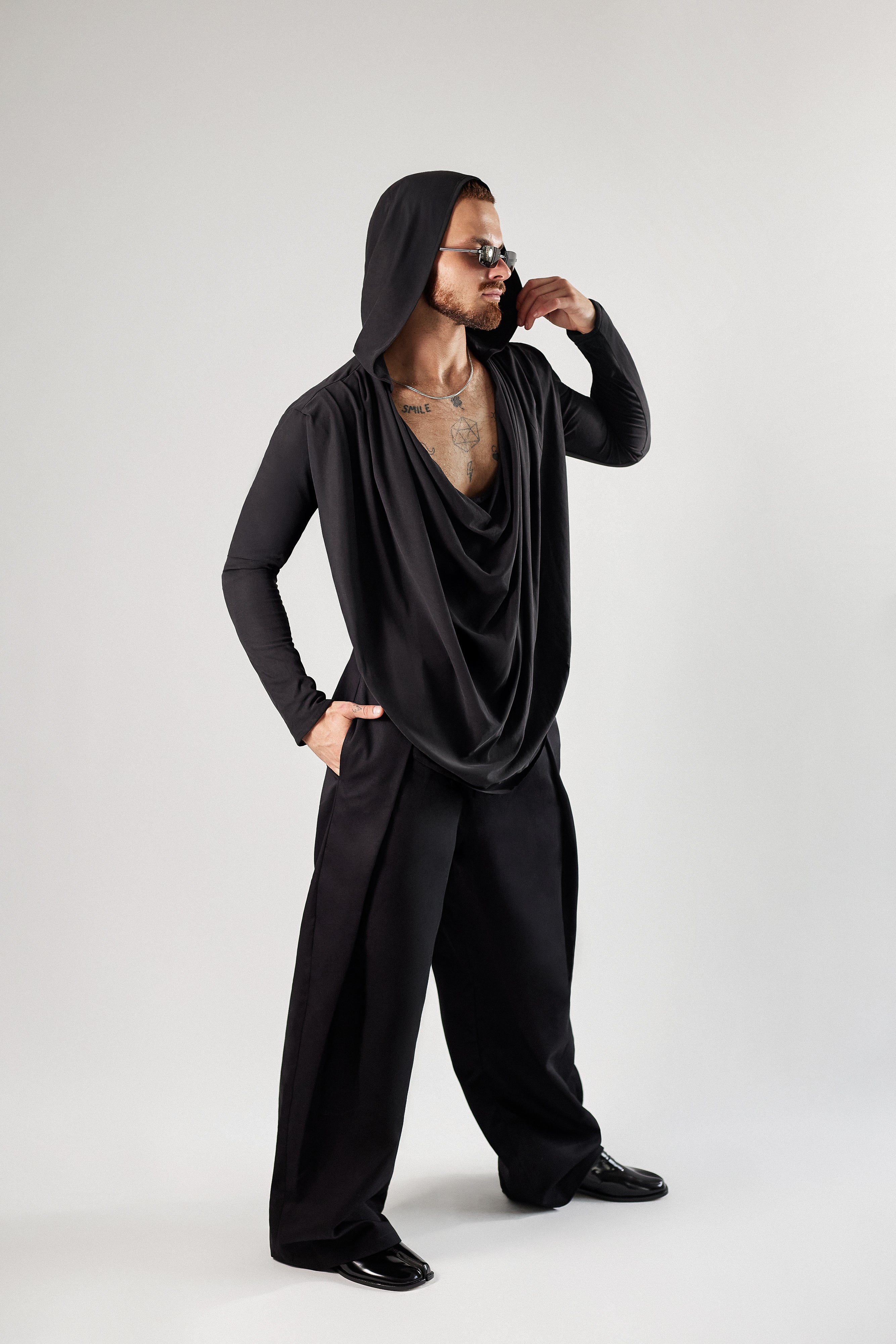 Czarne, eleganckie spodnie z zakładami z wełny.