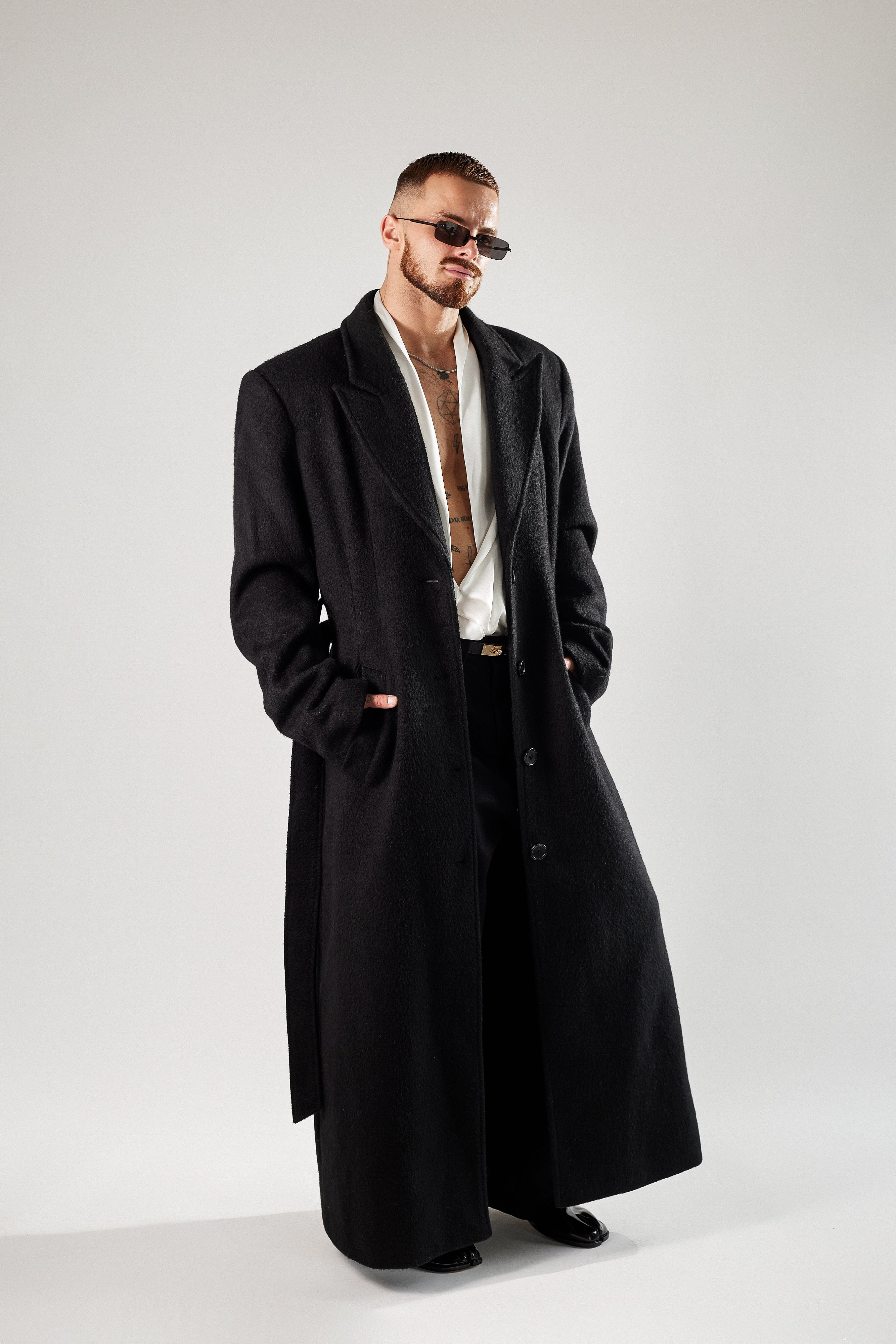 Wełniany płaszcz maxi z wiązanym pasem