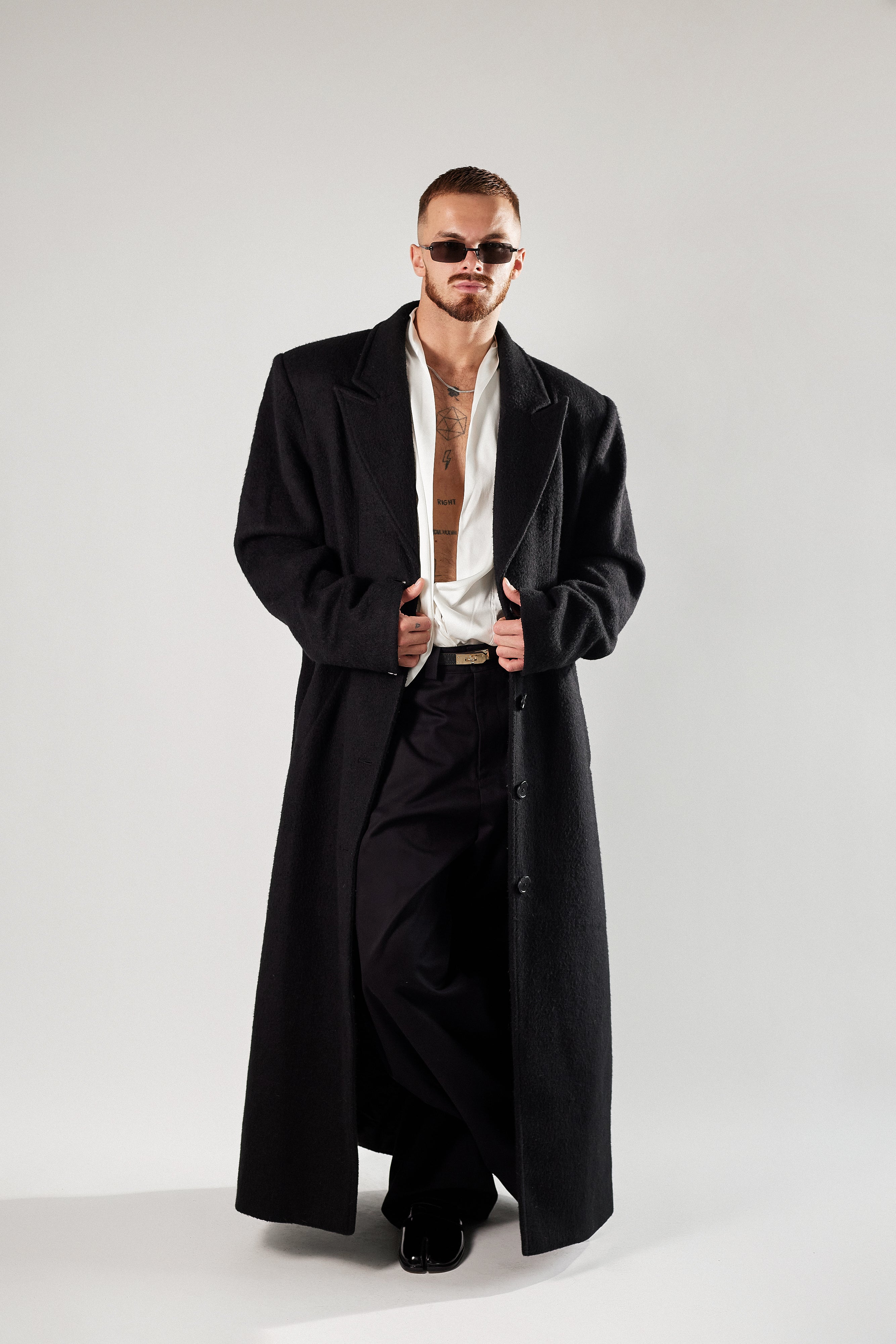 Wełniany płaszcz maxi z wiązanym pasem