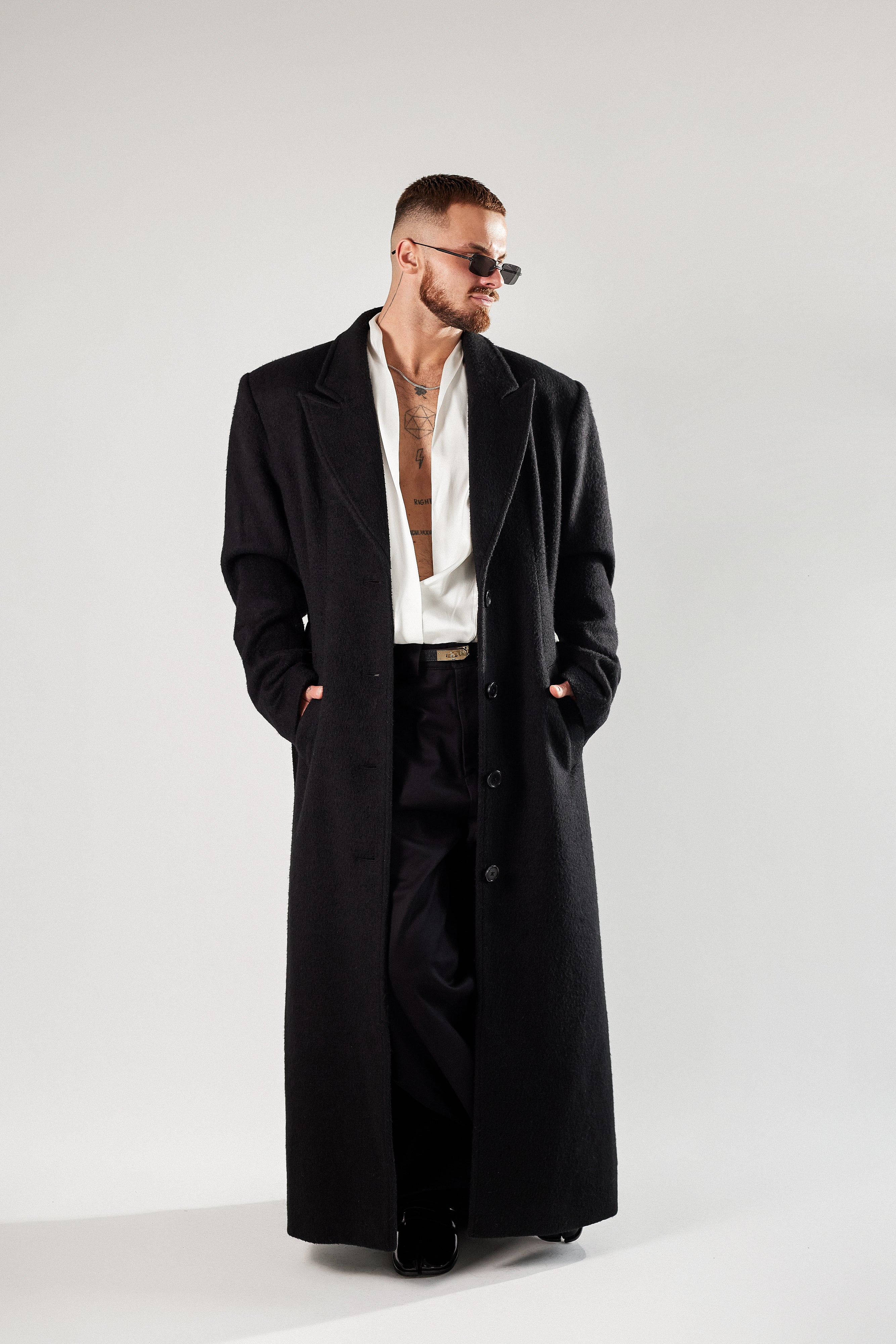 Wełniany płaszcz maxi z wiązanym pasem