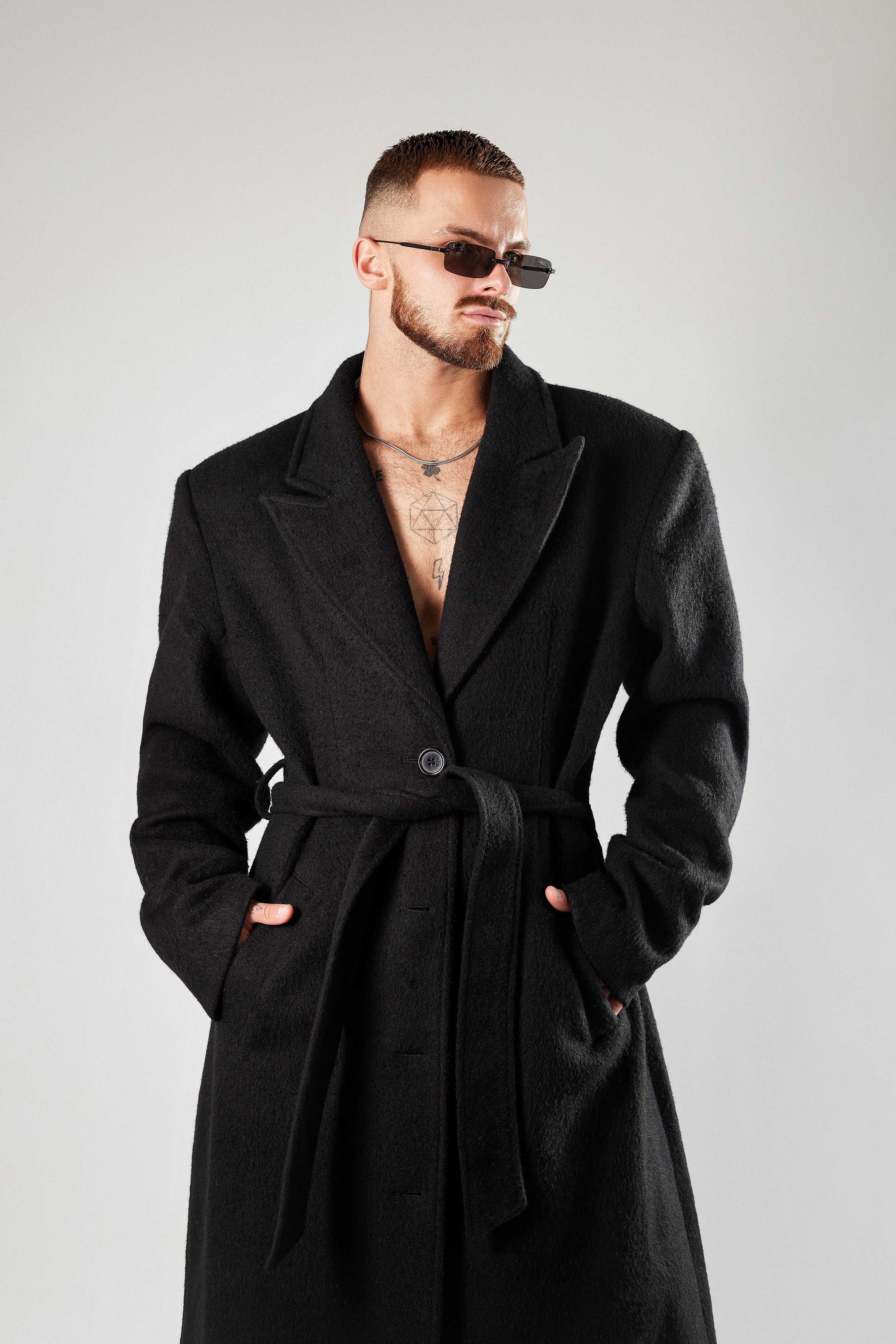 Wełniany płaszcz maxi z wiązanym pasem