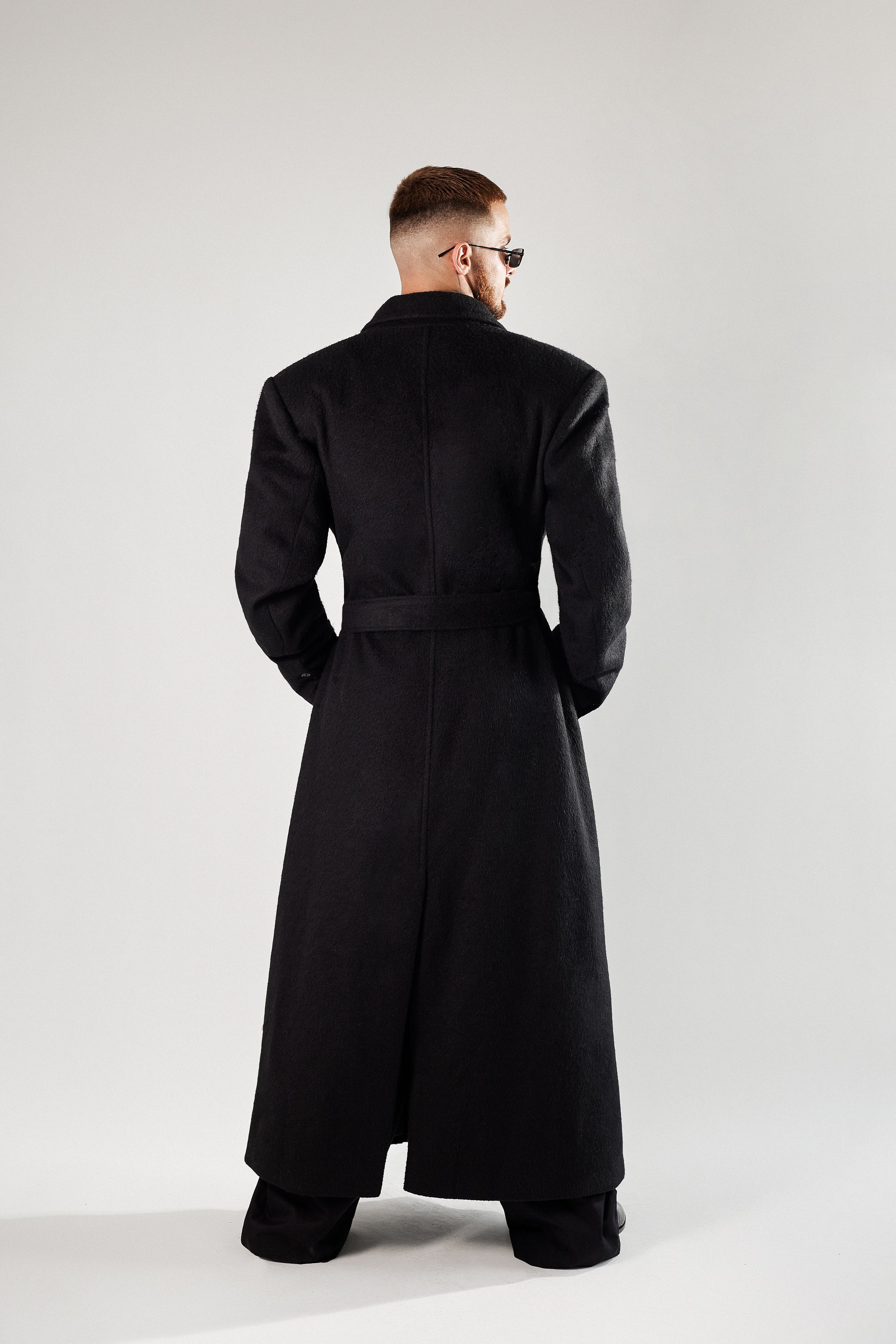 Wełniany płaszcz maxi z wiązanym pasem