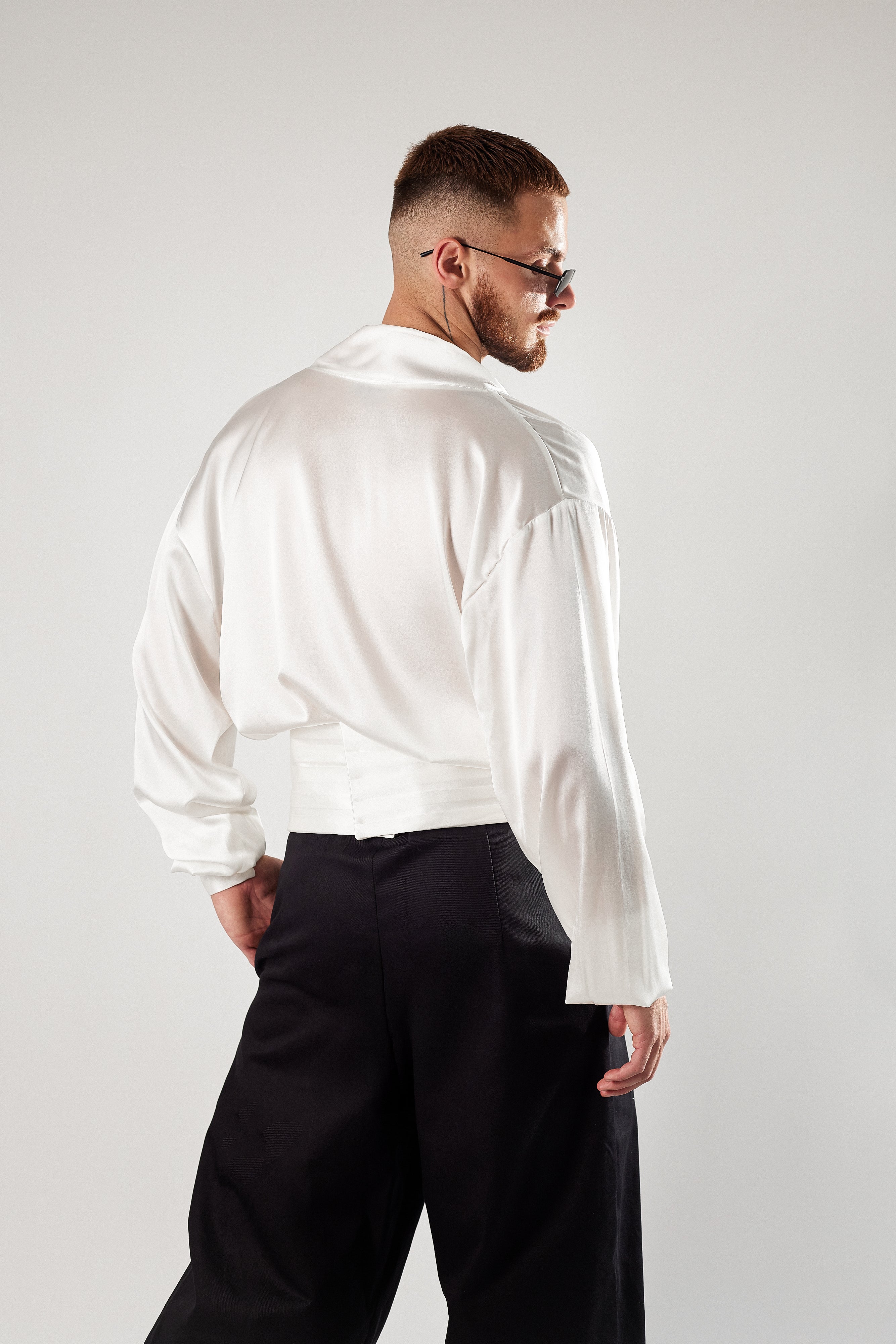 Czarne, eleganckie spodnie z zakładami z wełny.