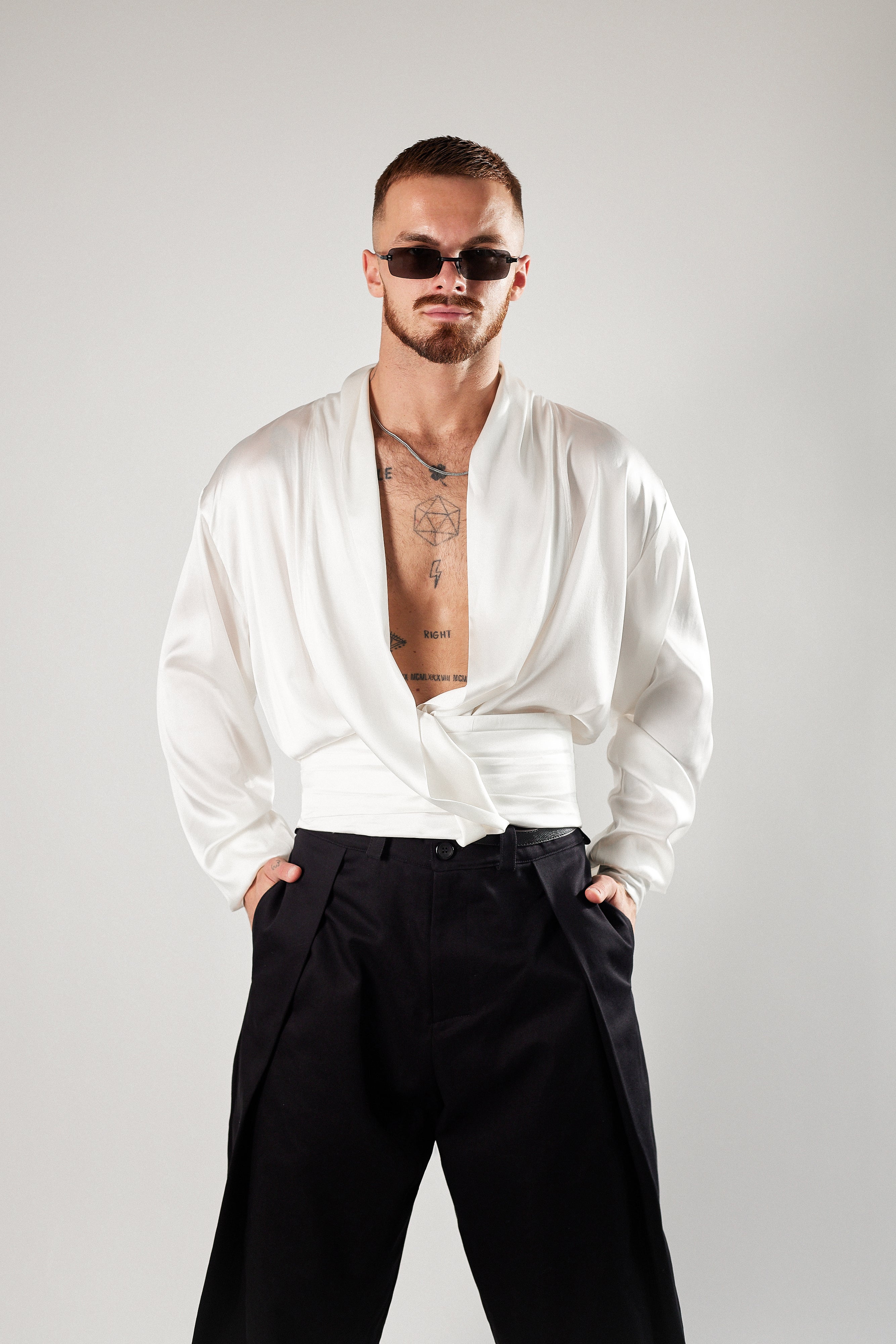 Czarne, eleganckie spodnie z zakładami z wełny.