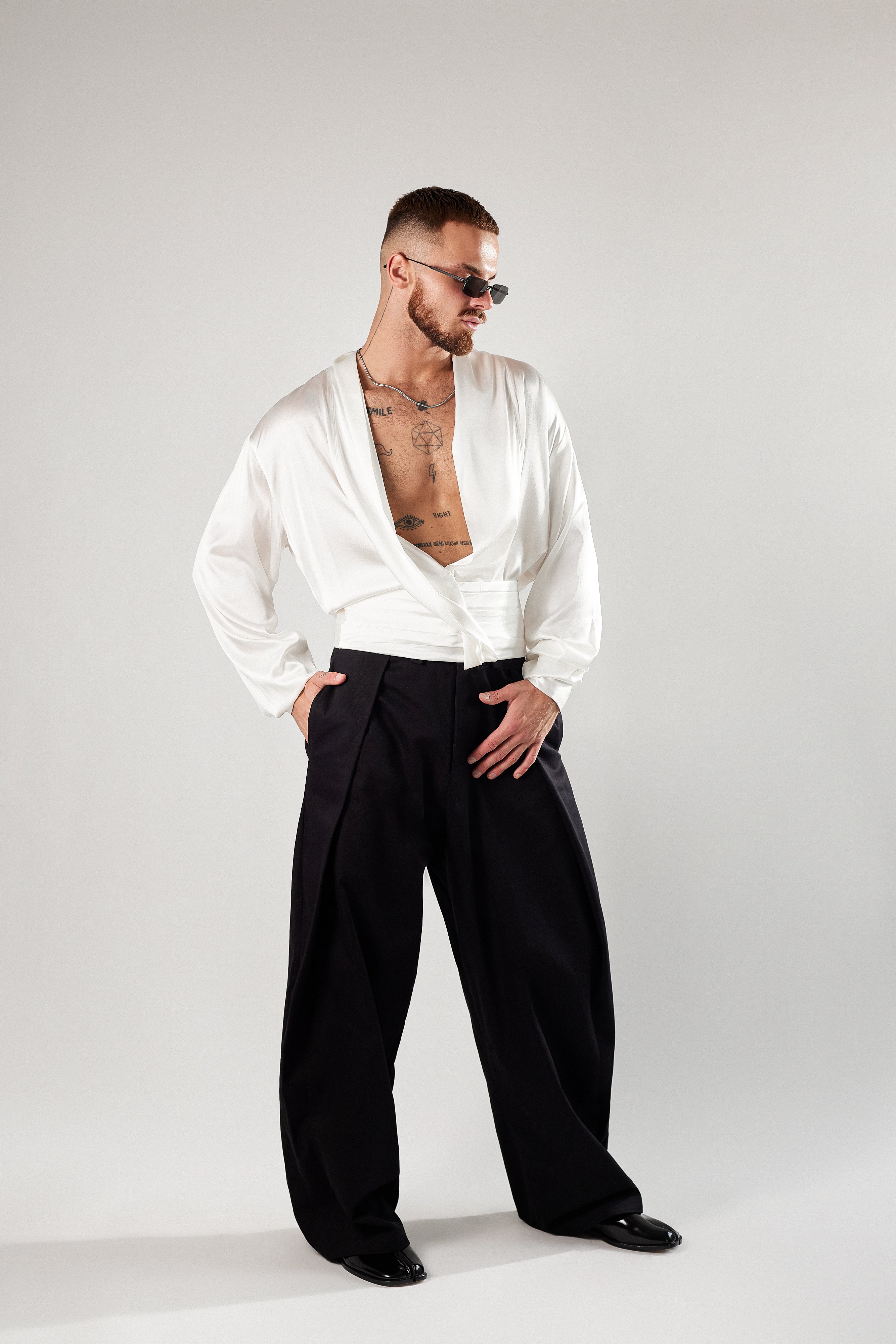 Czarne, eleganckie spodnie z zakładami z wełny.