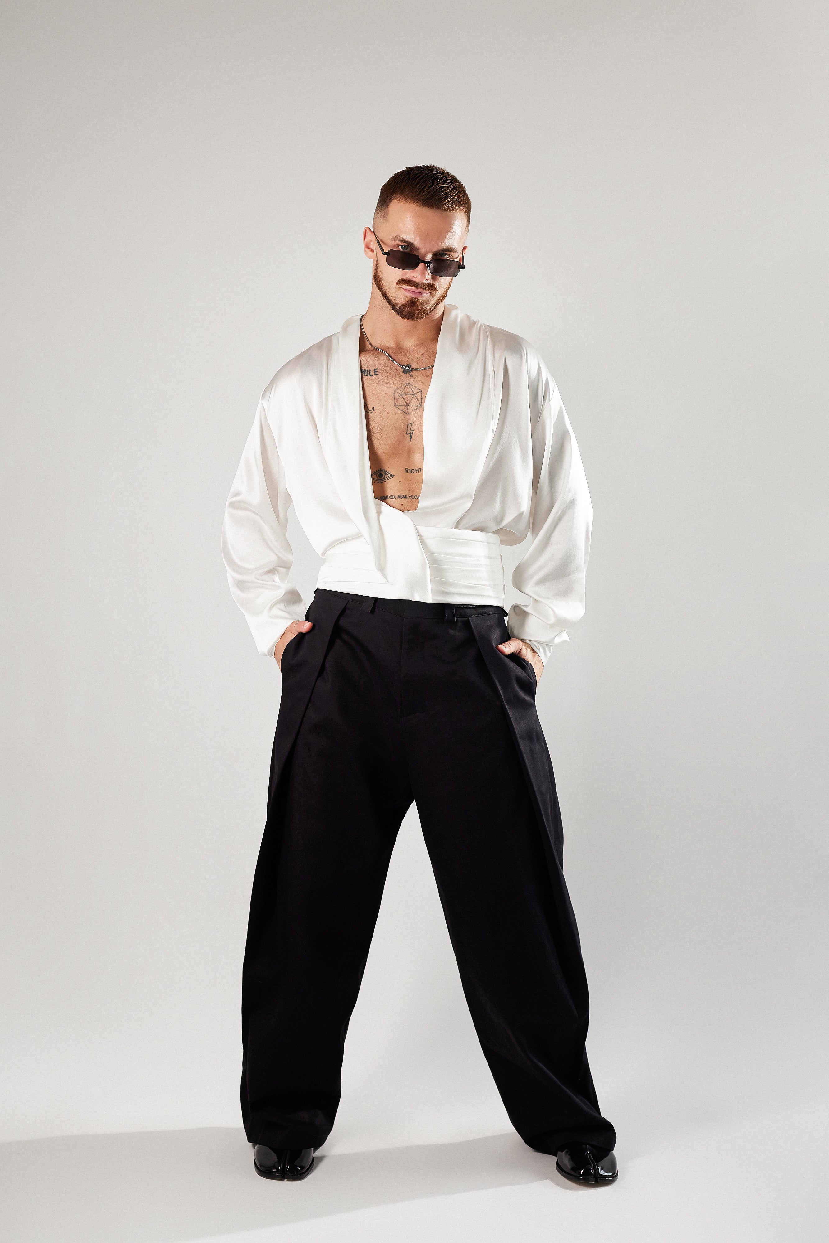 Męska koszula z jedwabiu z pasem. Biała i czarna