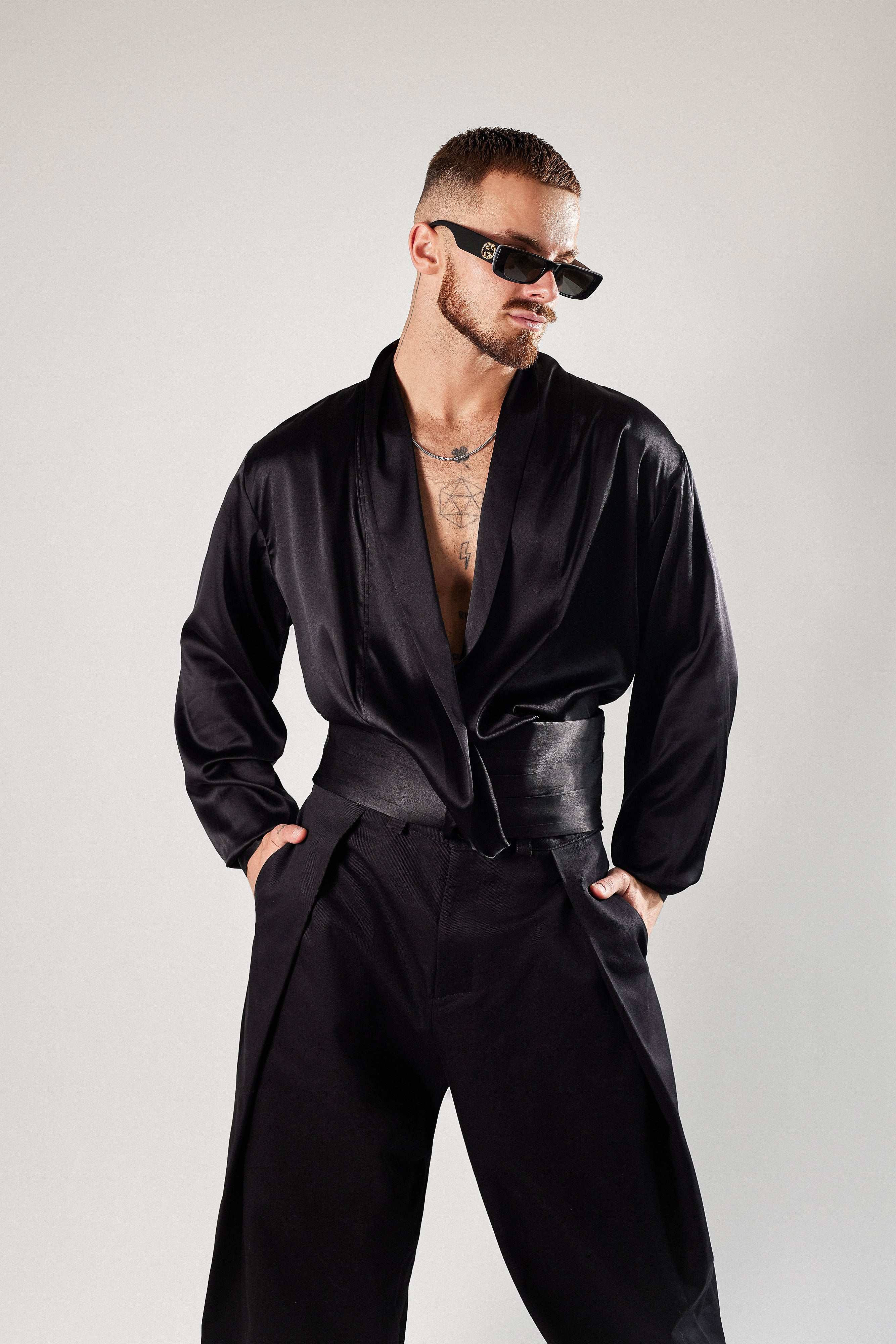 Czarne, eleganckie spodnie z zakładami z wełny.