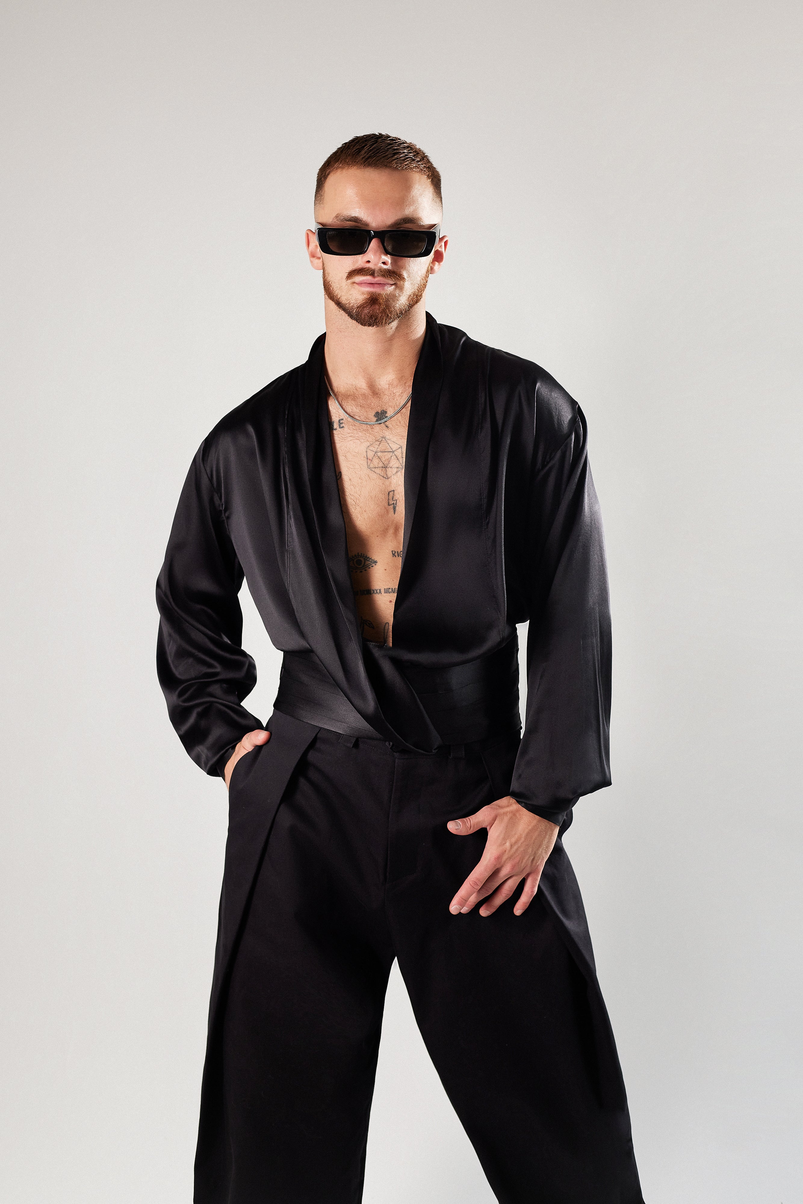 Czarne, eleganckie spodnie z zakładami z wełny.