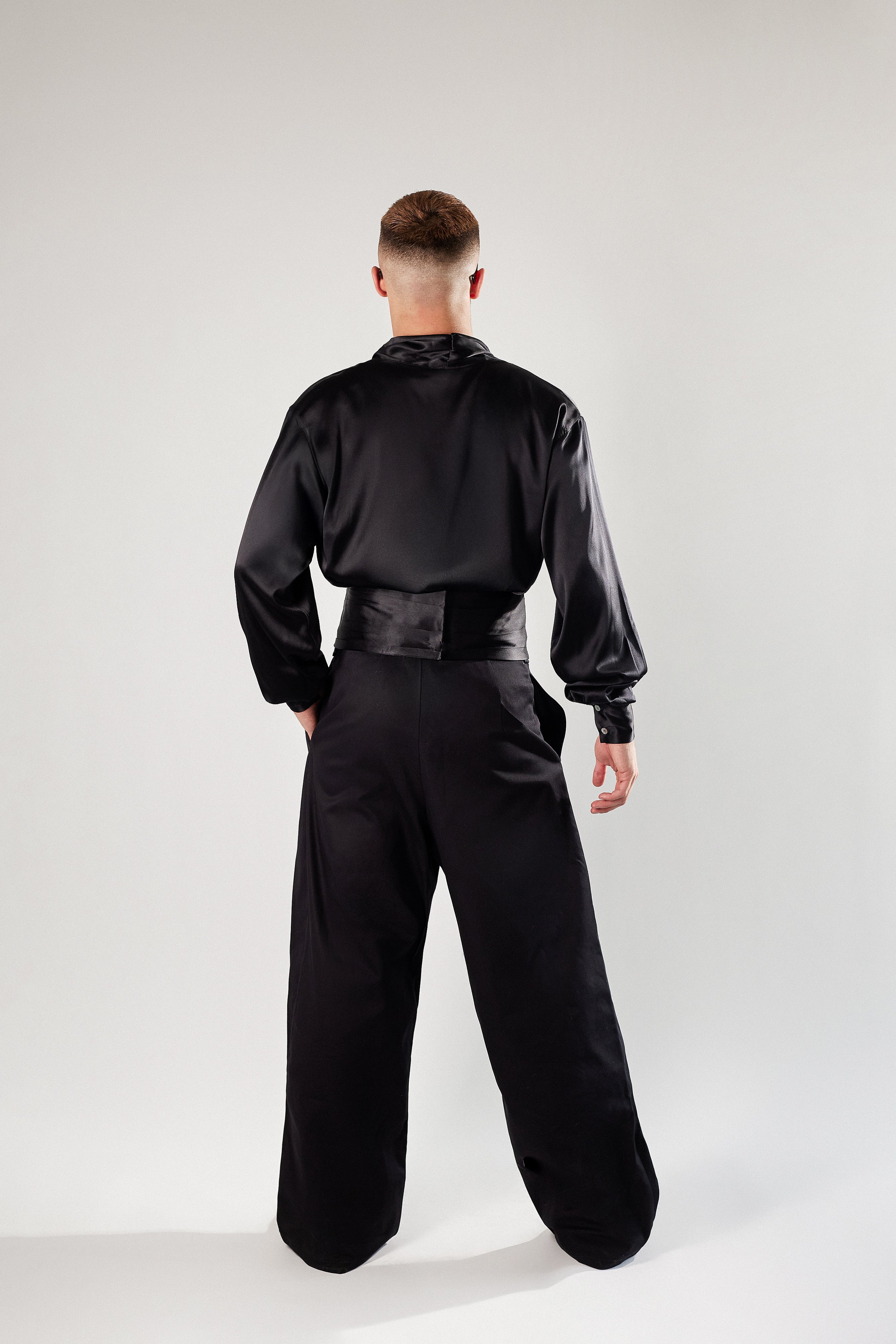 Czarne, eleganckie spodnie z zakładami z wełny.