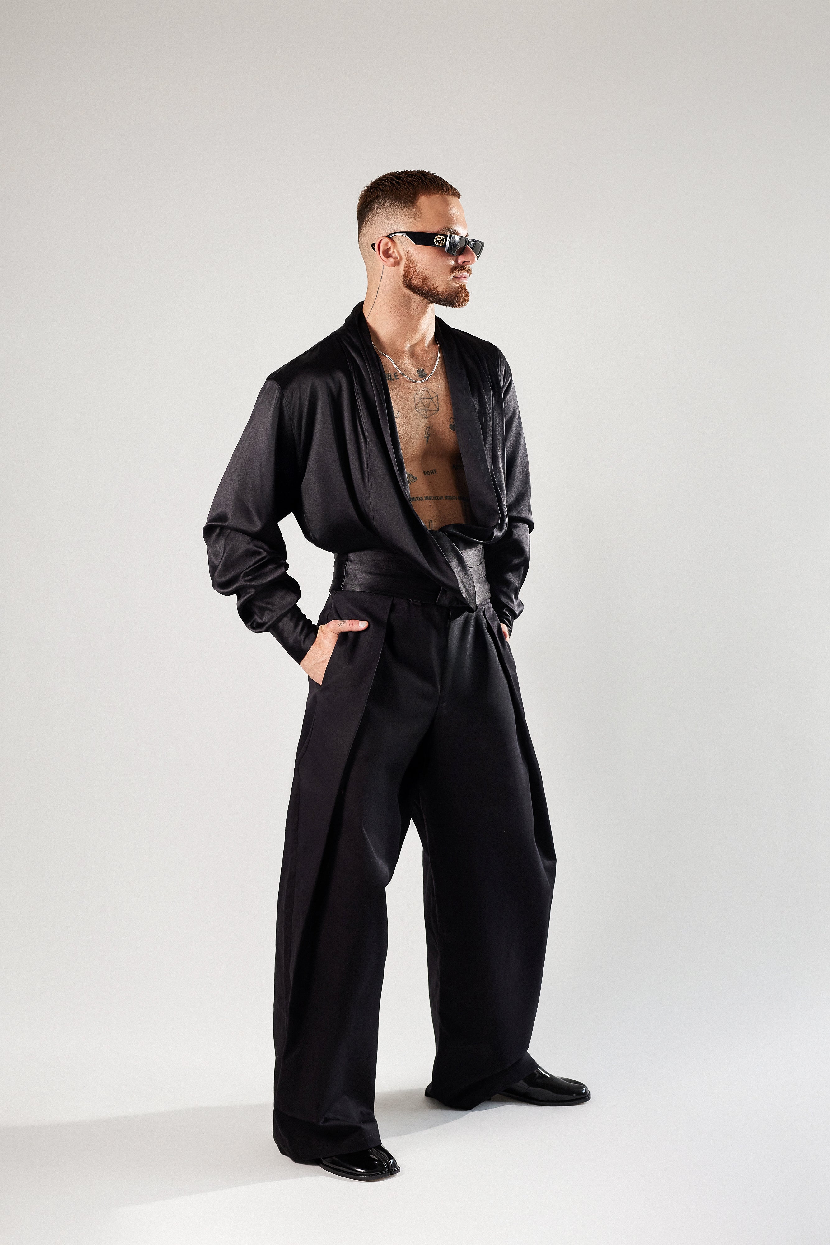 Czarne, eleganckie spodnie z zakładami z wełny.