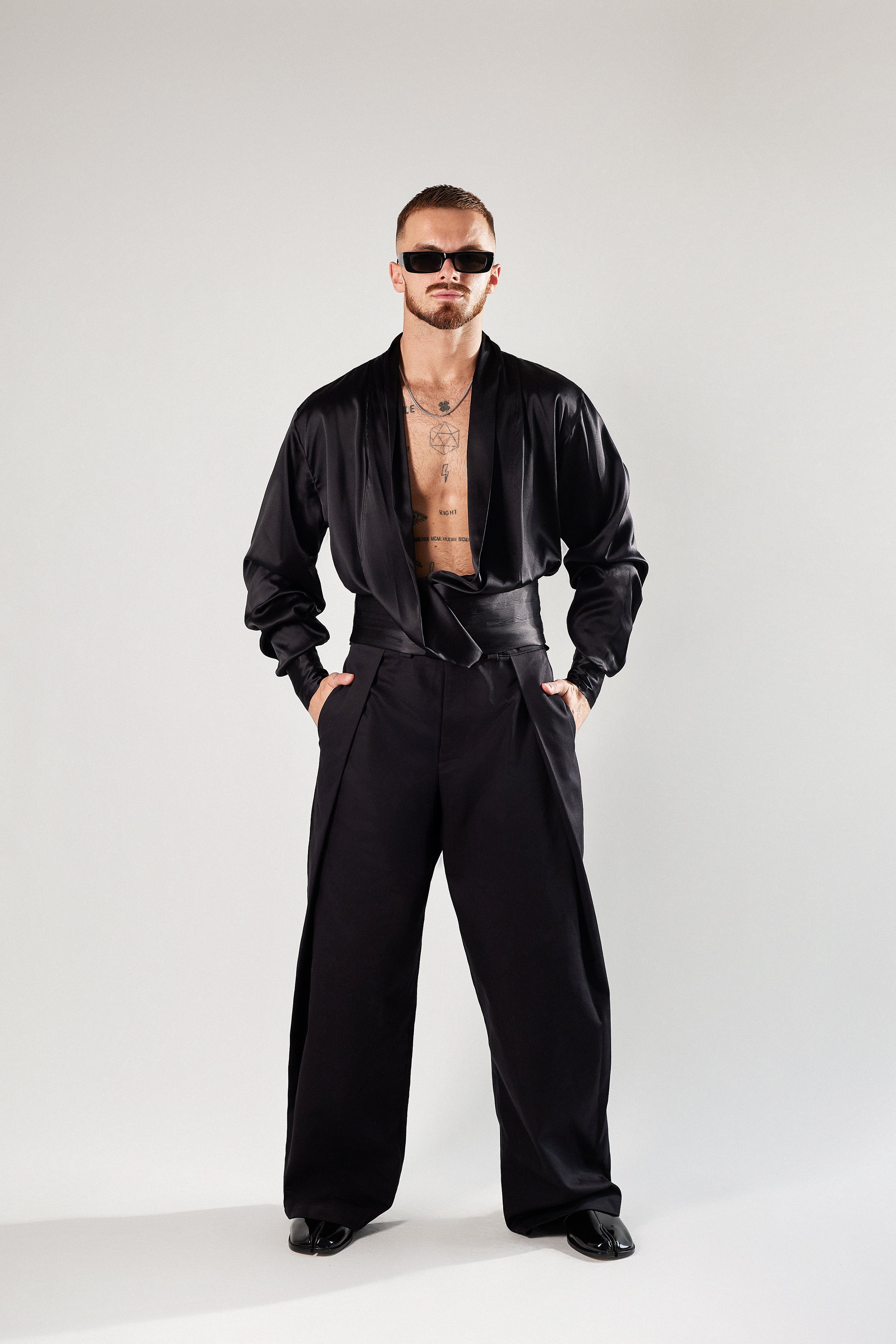 Czarne, eleganckie spodnie z zakładami z wełny.