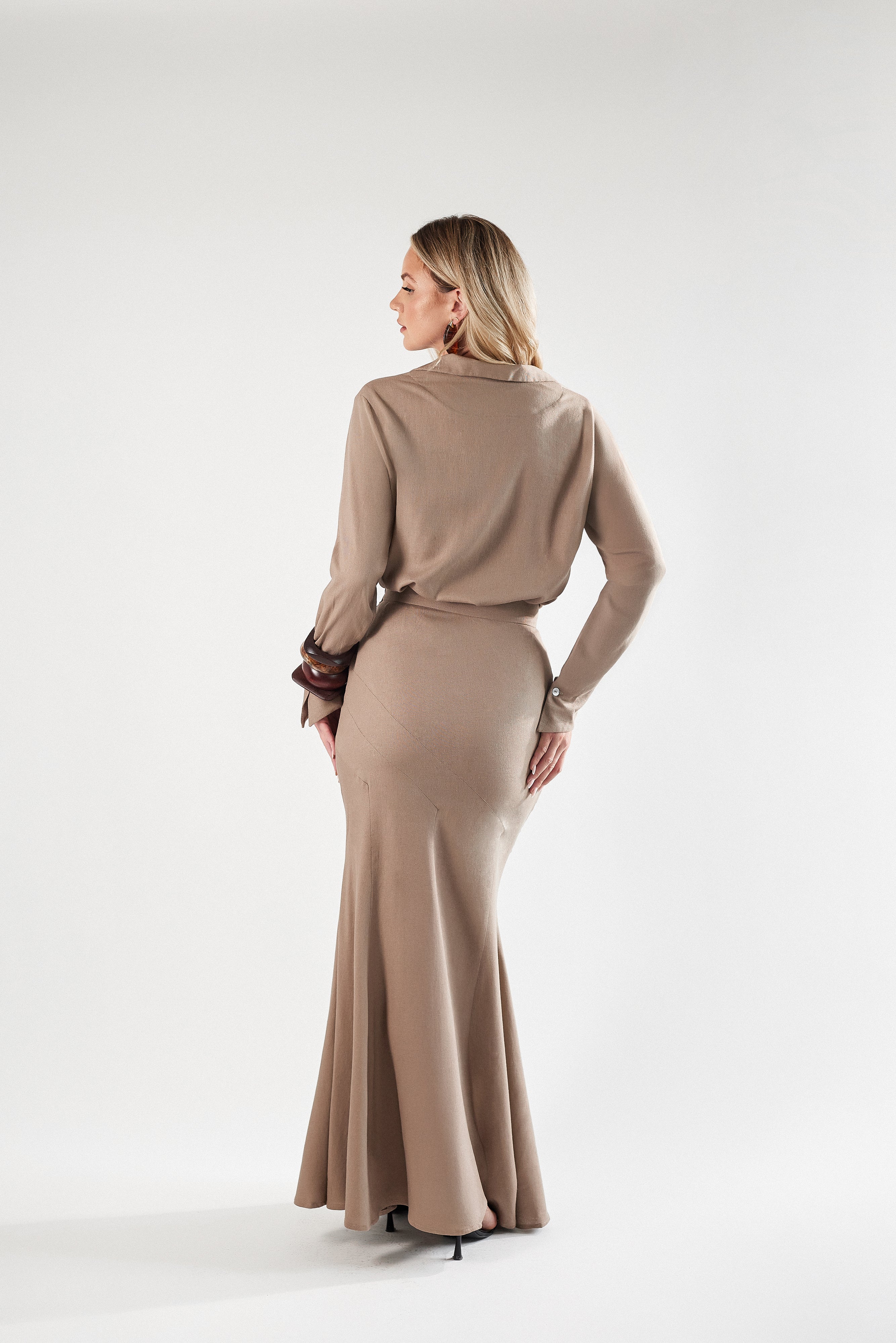 Lniany komplet : koszula i długa spódnica. Beż i biały.