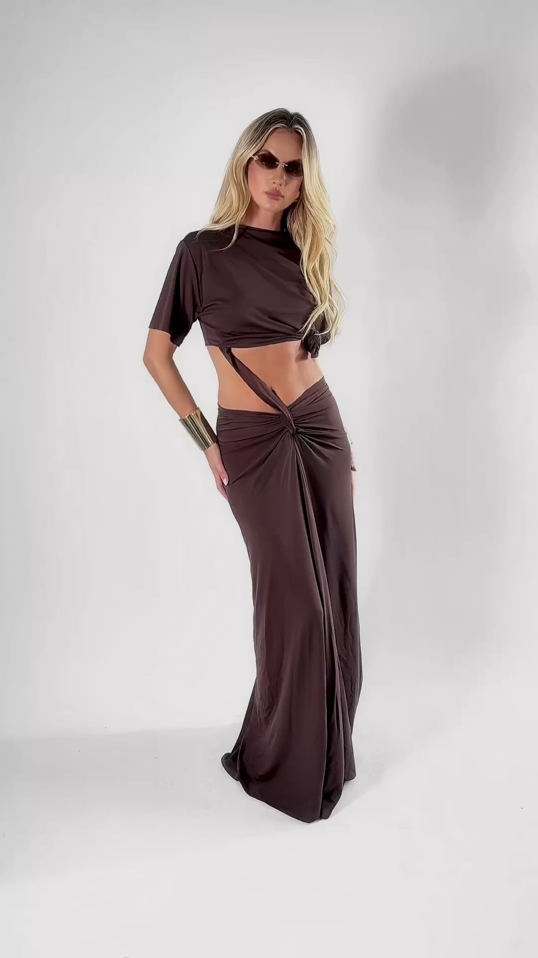 Długa sukienka z wbudowanym t-shirtem. Khaki i brąz