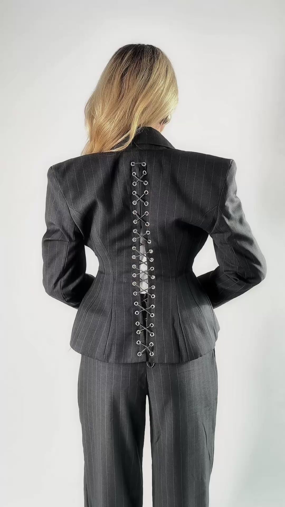 Grafitowy, taliowany garnitur w prążek z krawatem, wiązaniem na plecach i fiszbinami