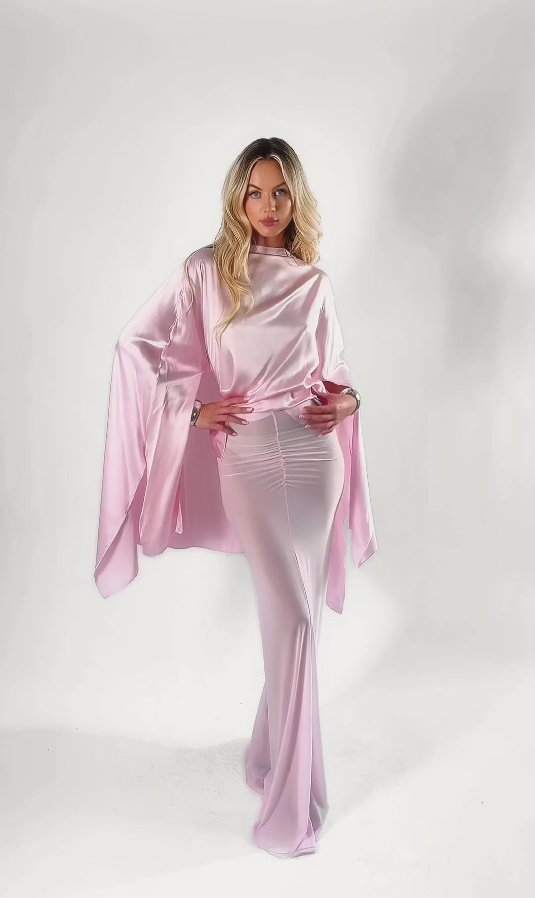 Różowy komplet z jedwabiu - kimono z pęknięciami i długa półprzezroczysta spódnica