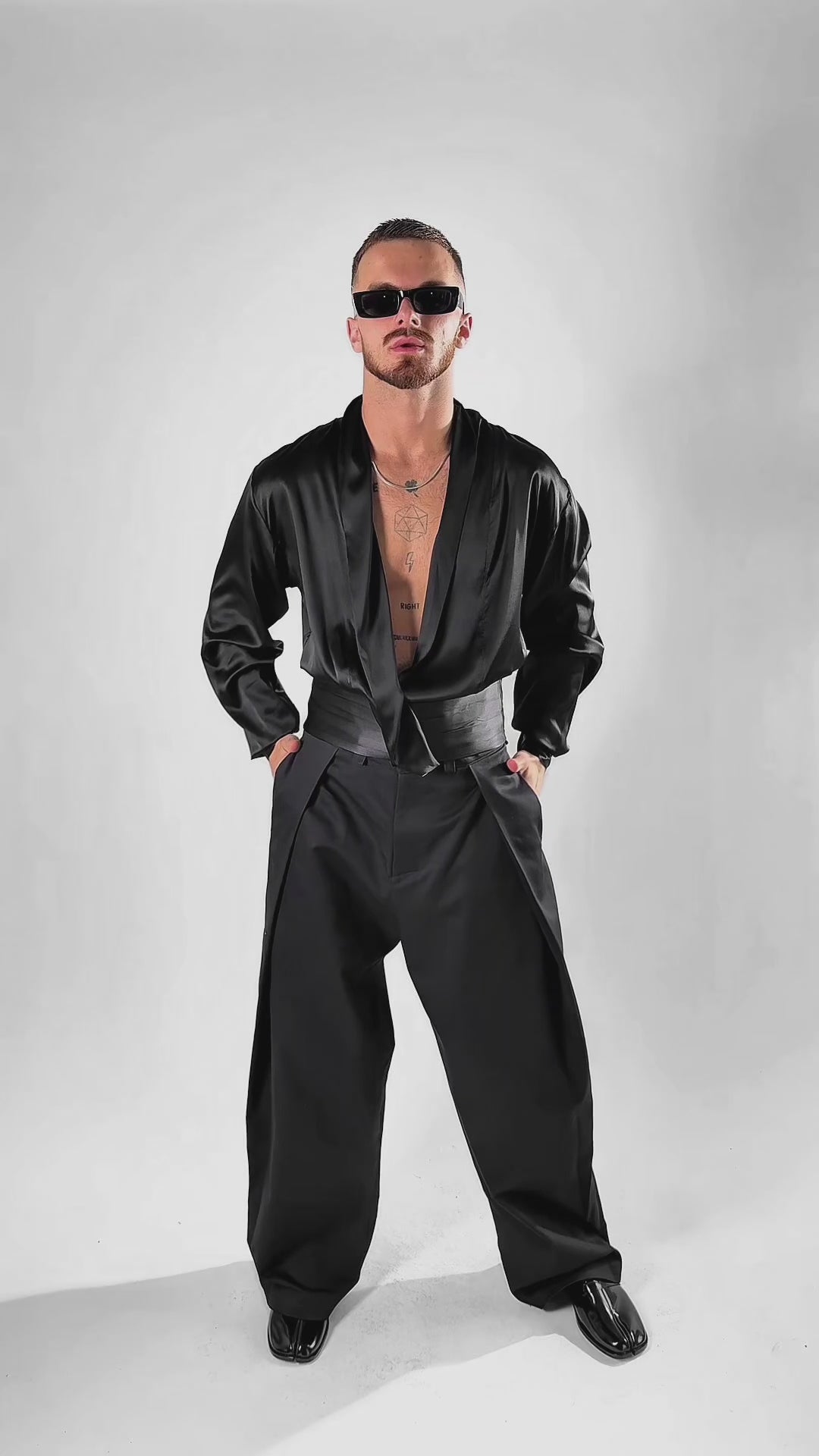 Męska koszula z jedwabiu z pasem. Biała i czarna