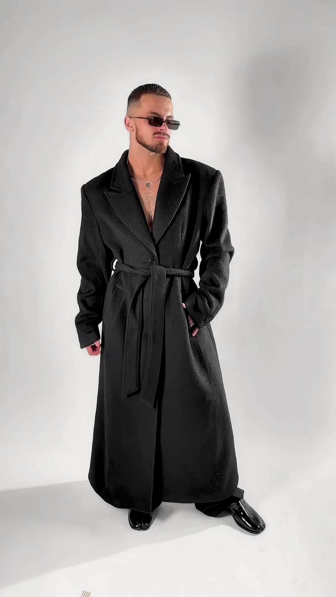 Wełniany płaszcz maxi z wiązanym pasem