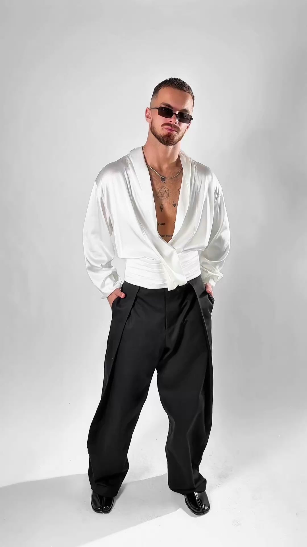 Męska koszula z jedwabiu z pasem. Biała i czarna