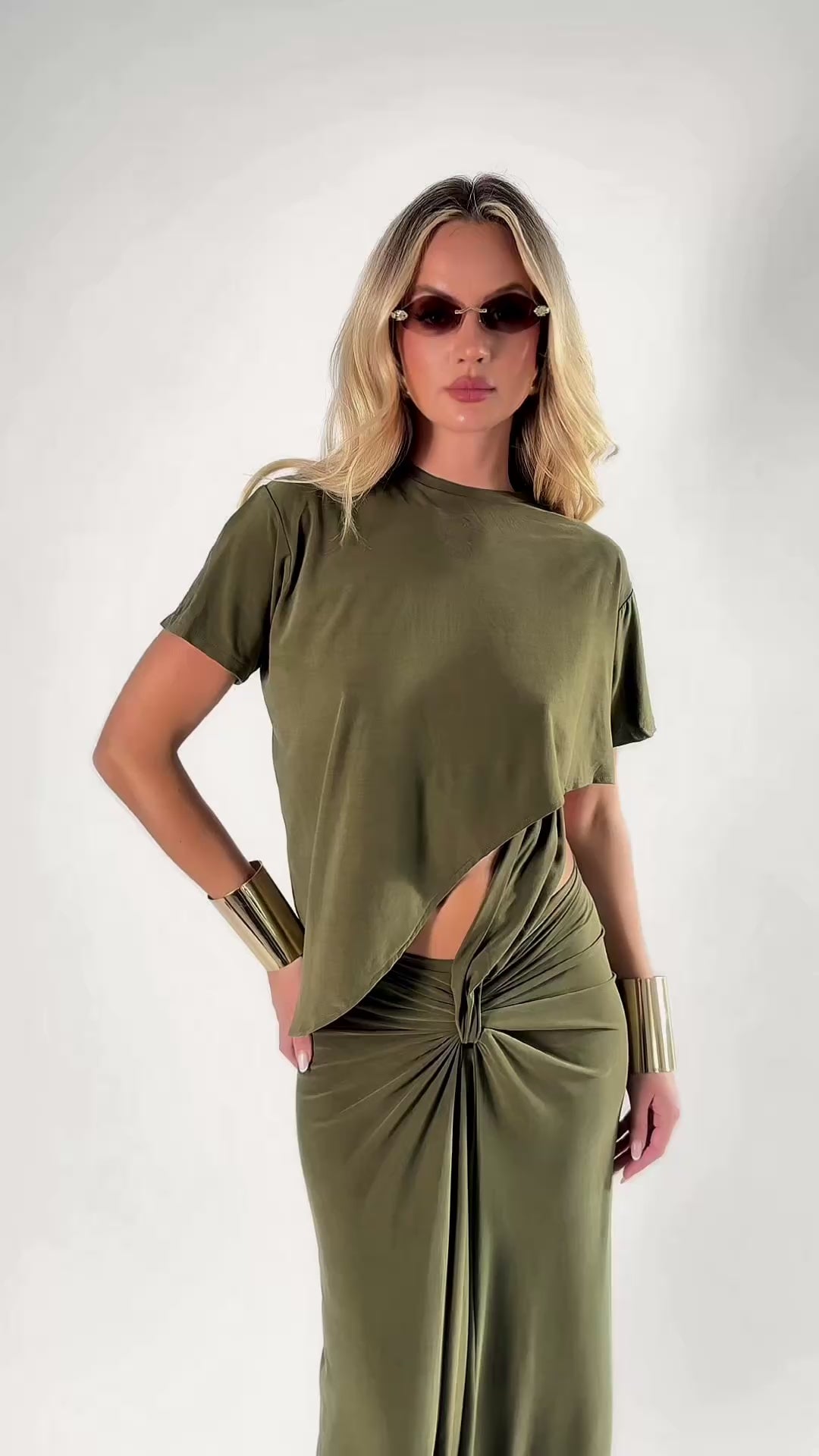 Długa sukienka z wbudowanym t-shirtem. Khaki i brąz