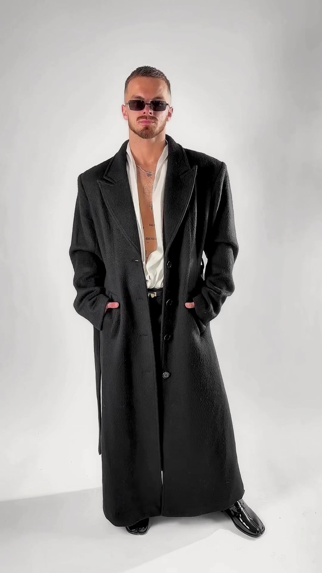 Wełniany płaszcz maxi z wiązanym pasem