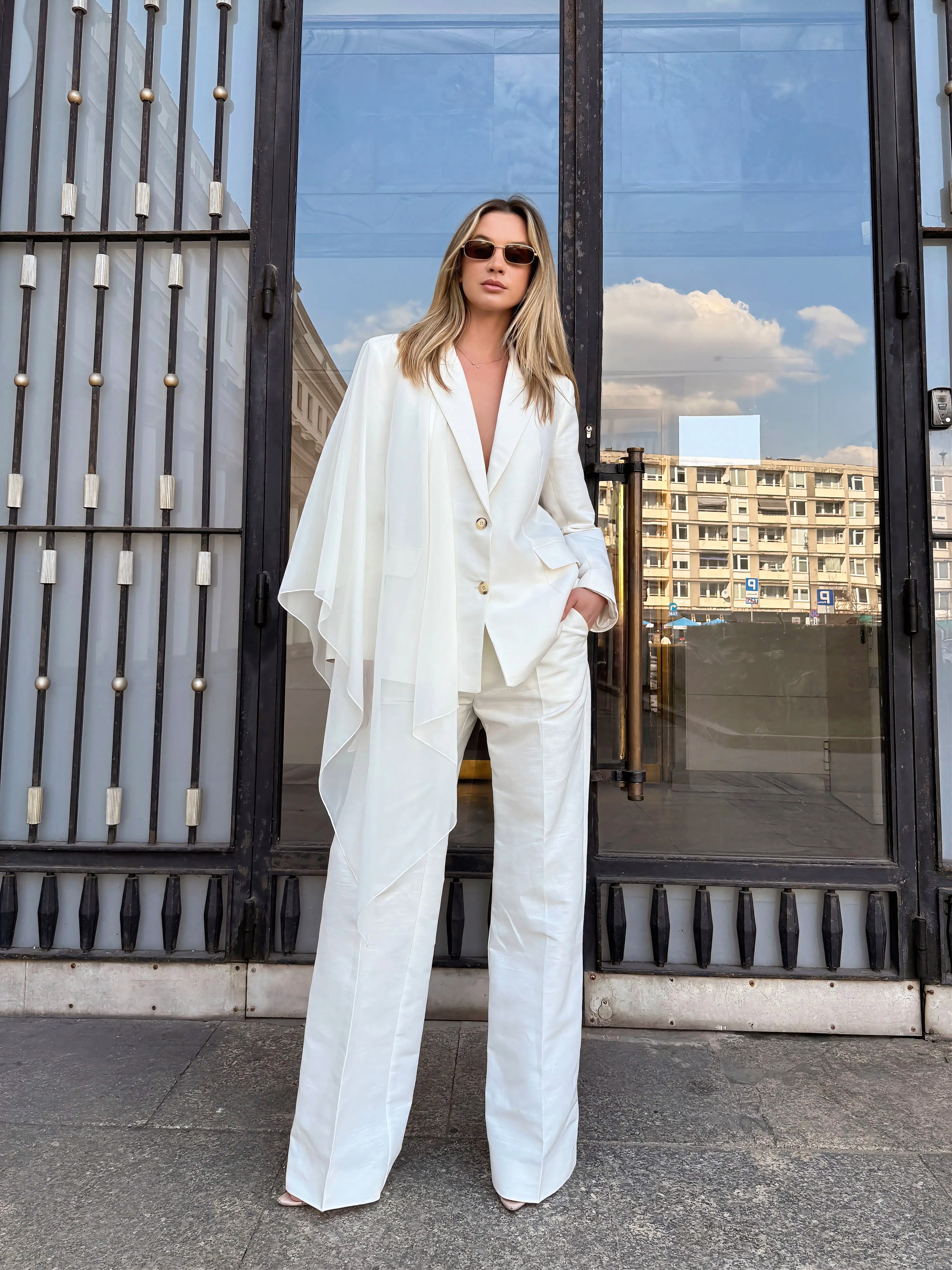 Biały garnitur damski AURA White Linen Suit - Vaulte