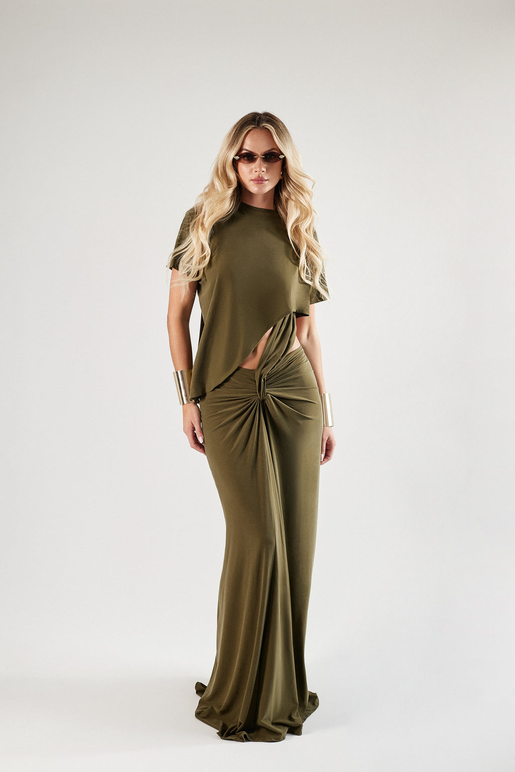 Długa sukienka z wbudowanym t-shirtem. Khaki i brąz