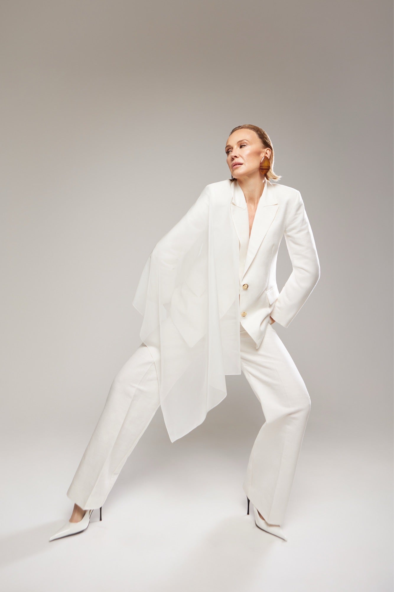 Biały garnitur damski AURA White Linen Suit - Vaulte