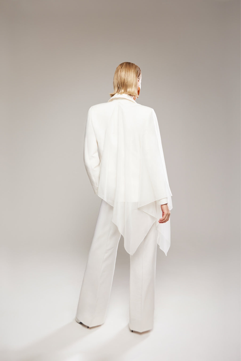 Biały garnitur damski AURA White Linen Suit - Vaulte