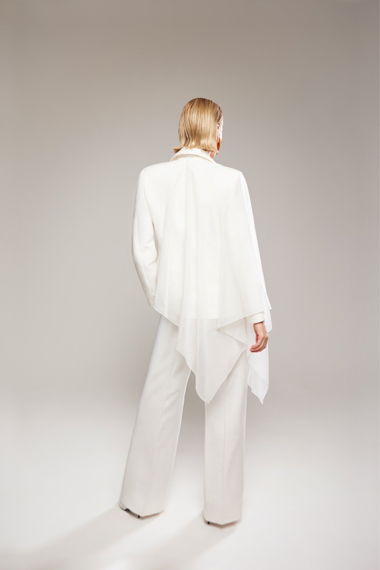 Biały garnitur damski AURA White Linen Suit - Vaulte