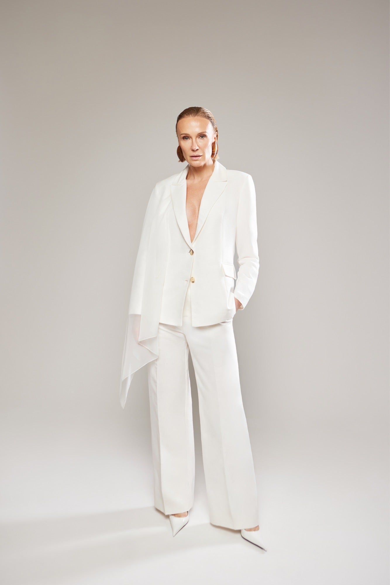 Biały garnitur damski AURA White Linen Suit - Vaulte